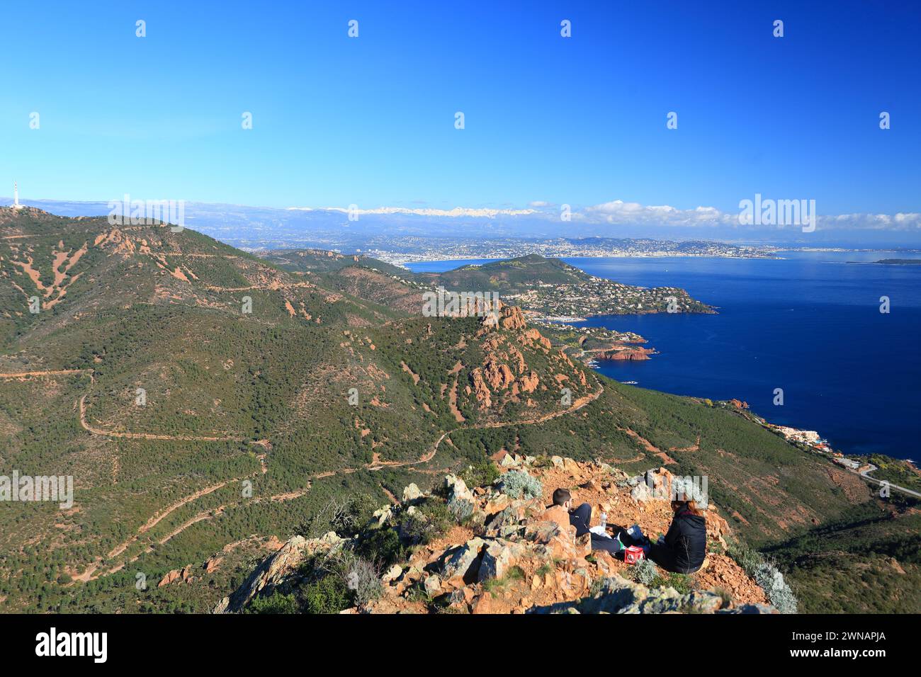 Blick von oben über die Küste der französischen Riviera vom Gipfel des Cap Roux Gipfels, Esterel, Var, 83, Französische Riviera Stockfoto