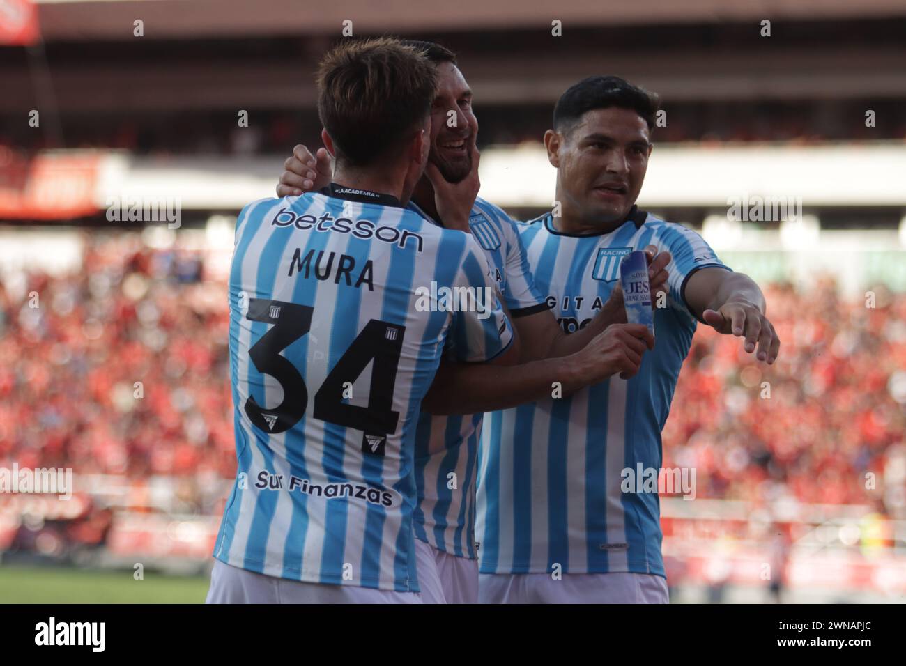 Avellaneda, Argentinien, 24. Februar 2024. Adrian Martinez feiert das erste Tor seiner Mannschaft während des Spiels zwischen Independiente und Racing Club. Stockfoto