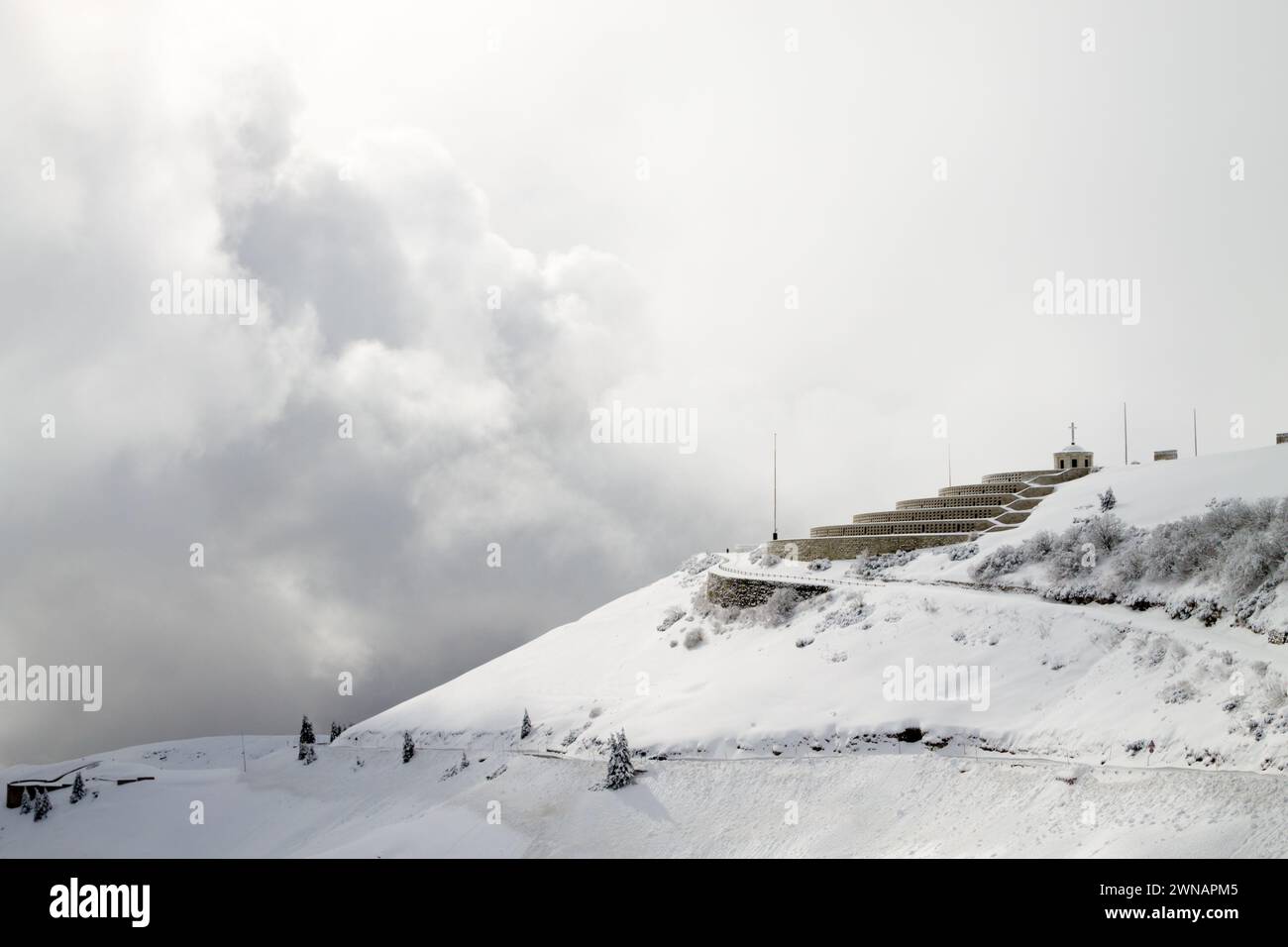 Berglandschaft im Winter. Blick auf das Kriegsdenkmal Mount Grappa. Italienisches Wahrzeichen Stockfoto