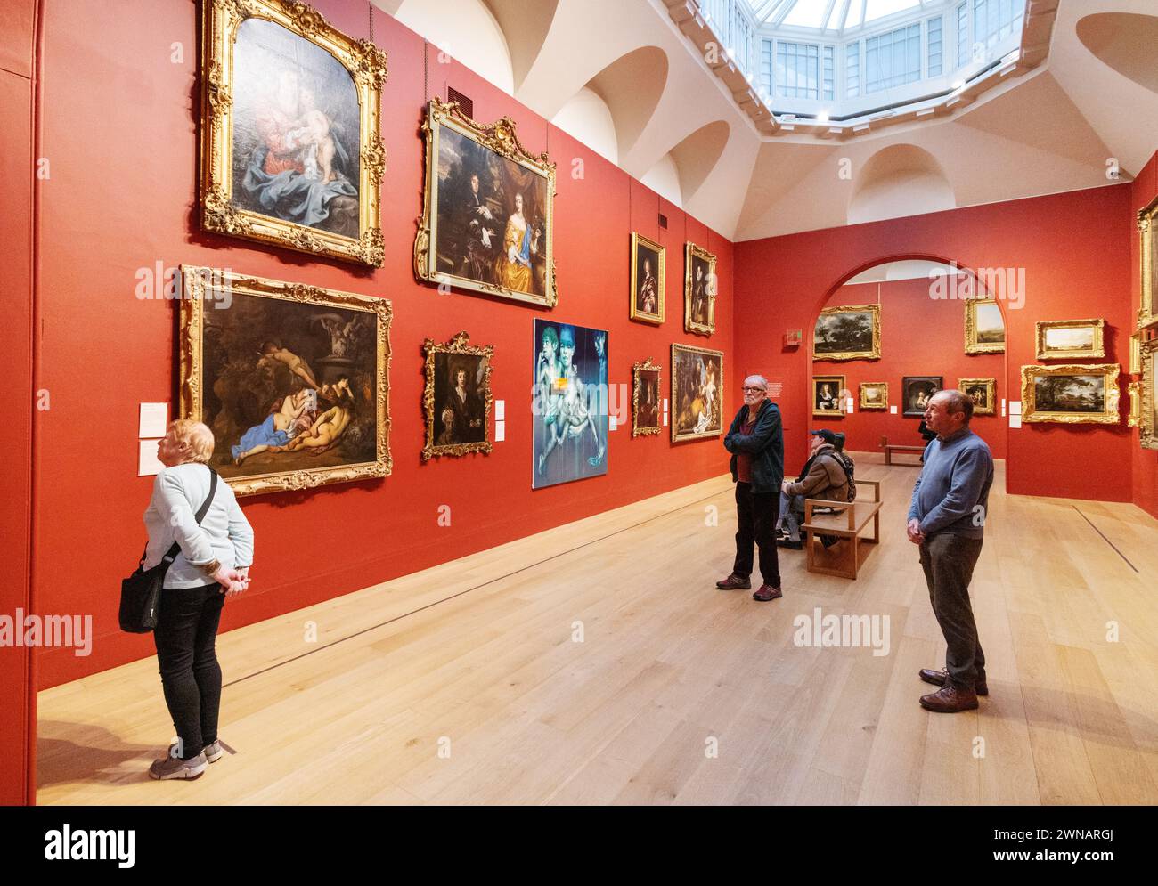 Dulwich Picture Gallery; Dulwich London. Eine Kunstgalerie mit 600 Gemälden, hauptsächlich europäische Meisterwerke. Innen, Leute, die Gemälde sehen. Stockfoto