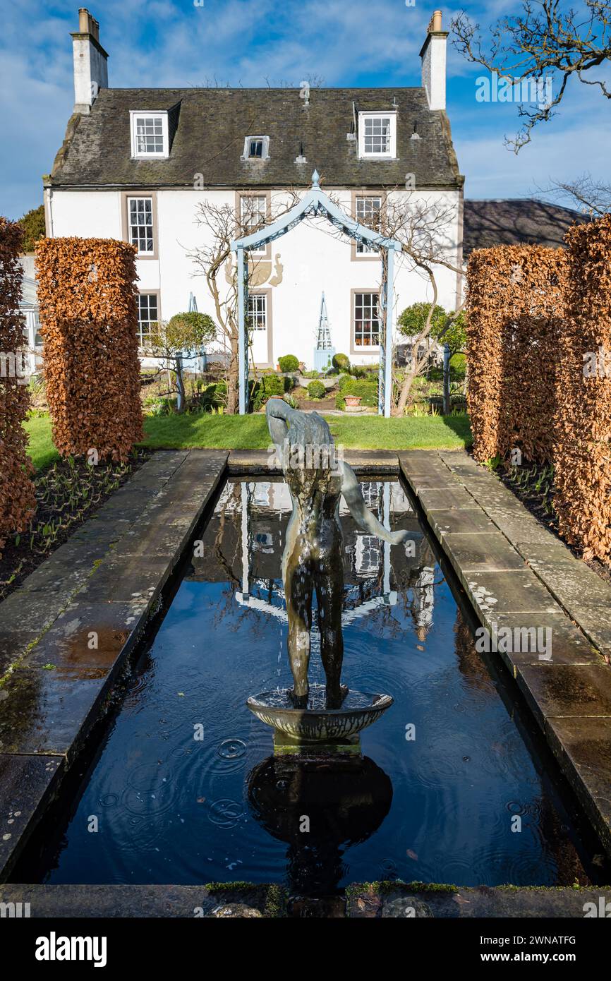 Karpfenteich und nackte weibliche Brunnenstatue, Shepherd House Garden, Inveresk, East Lothian, Schottland, UK Stockfoto