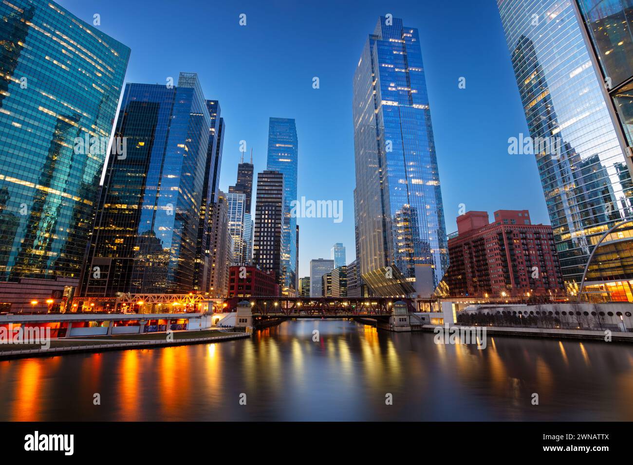 Chicago, Illinois, USA. Stadtbild der Skyline von Chicago bei Sonnenaufgang im Winter. Stockfoto