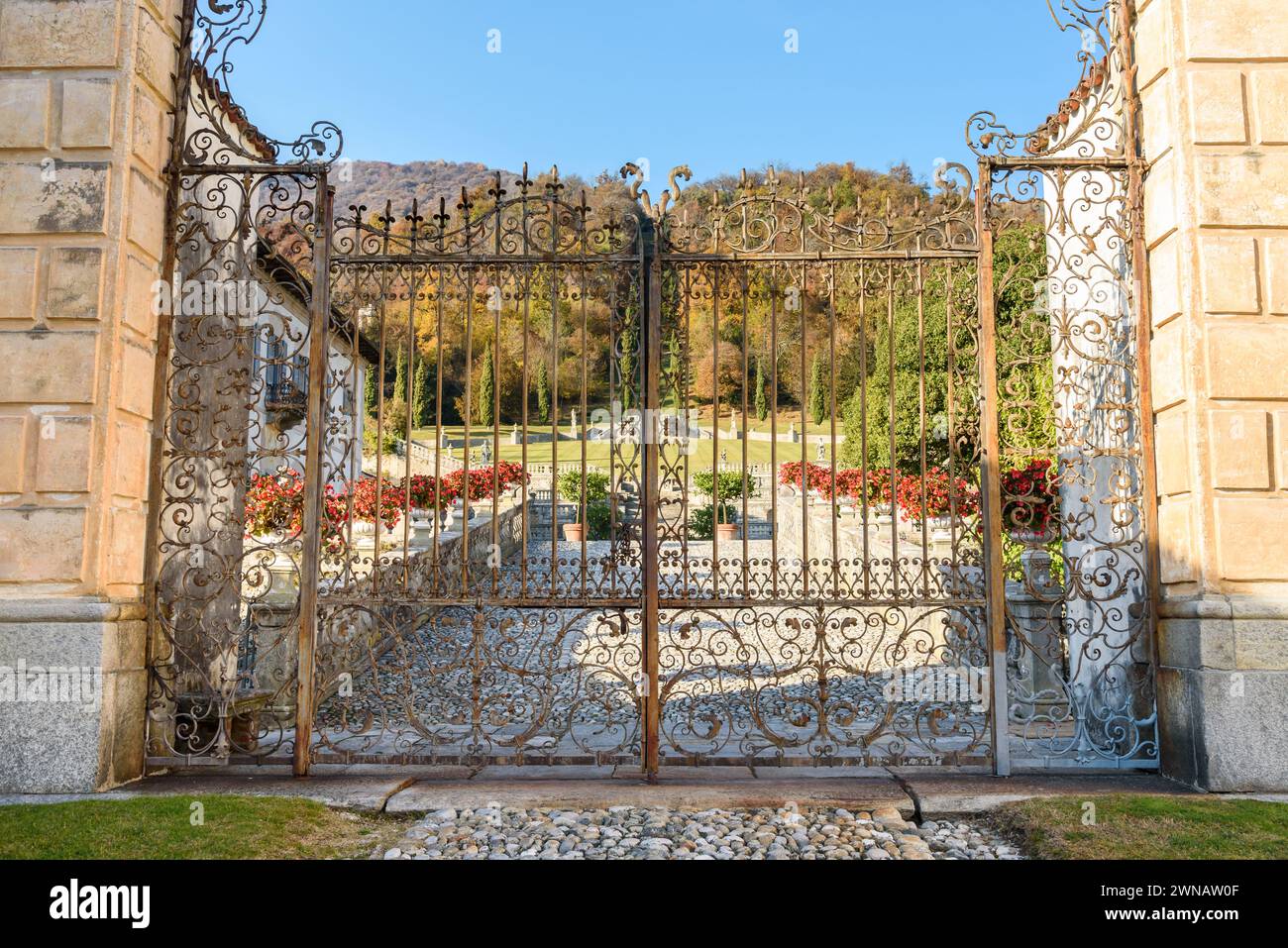 Tor zur antiken Villa Della Porta Bozzolo in Casalzuigno in der Provinz Varese, Lombardei, Italien Stockfoto