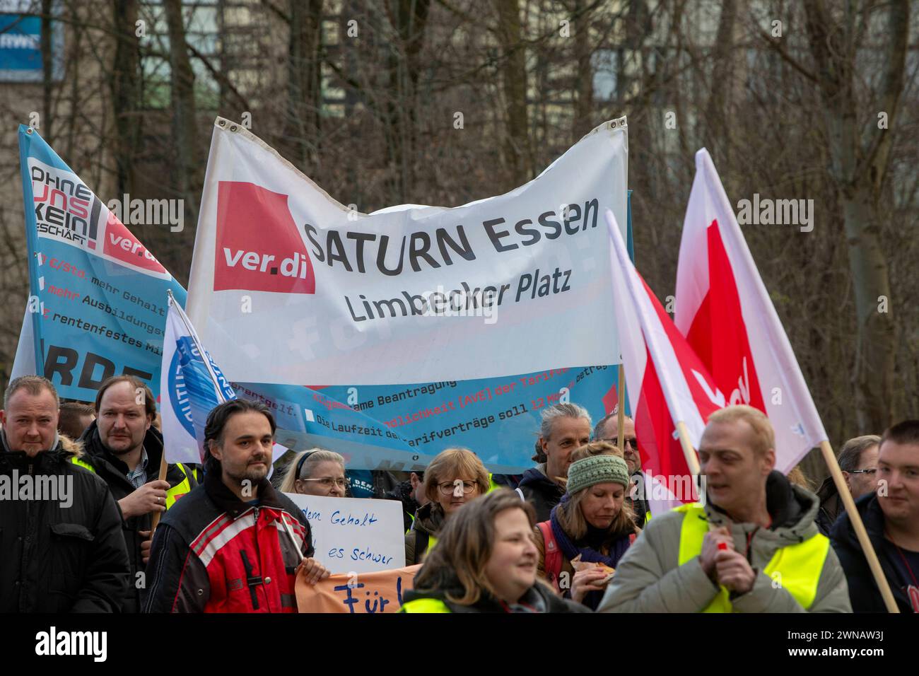 Gemeinsame Demonstration von Fridays for Future und Ver.di. 01.03.2024, EU, DEU, Deutschland, Nordrhein-Westfalen, Essen: Demonstration von Ver.di bzw. Beschäftigte der Ruhrbahn und dem Einzelhandel mit Fridays for Future für mehr Klimaschutz, mehr Geld und für bessere Arbeitsbedingungen. Unter dem Motto Wir fahren zusammen war in 117 Städte Bundesweit zusammen für den Ausbau des ÖPNV stark gemacht. Außerdem unterstützt Fridays for Future die Forderung für gerechte Löhne und bessere Arbeitsbedingungen der Arbeitnehmer. Dazu fordern alle Gruppen gemeinsam die Verdopplung der Kapazitäten des Stockfoto