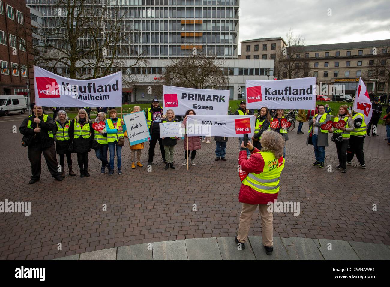 Gemeinsame Demonstration von Fridays for Future und Ver.di. 01.03.2024, EU, DEU, Deutschland, Nordrhein-Westfalen, Essen: Demonstration von Ver.di bzw. Beschäftigte der Ruhrbahn und dem Einzelhandel mit Fridays for Future für mehr Klimaschutz, mehr Geld und für bessere Arbeitsbedingungen. Unter dem Motto Wir fahren zusammen war in 117 Städte Bundesweit zusammen für den Ausbau des ÖPNV stark gemacht. Außerdem unterstützt Fridays for Future die Forderung für gerechte Löhne und bessere Arbeitsbedingungen der Arbeitnehmer. Dazu fordern alle Gruppen gemeinsam die Verdopplung der Kapazitäten des Stockfoto