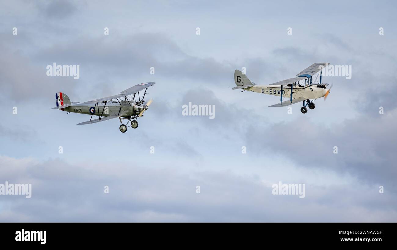 1928 de Havilland DH.60X Moth & 1928 Hawker Tomtit, flugfähig auf der Race Day Airshow, die am 1. Oktober 2023 in Shuttleworth stattfand. Stockfoto