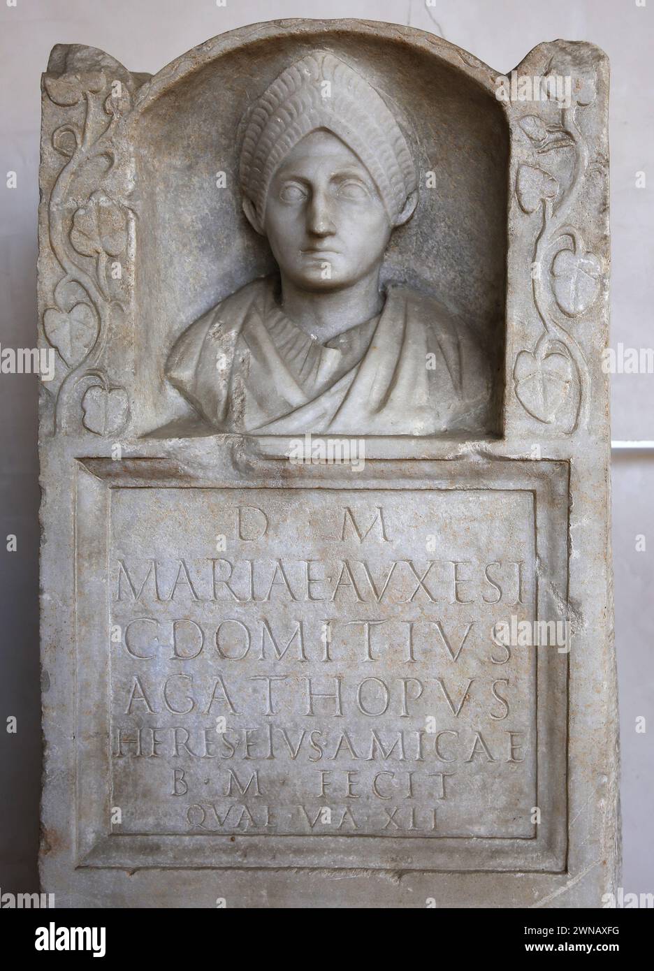 Grabbeihilfe, gewidmet von Caius Domitus Agathopus Maria Auxesis, die im Alter von einundvierzig starb. Marmor. 2. Jahrhundert n. Chr. Trajanalter. Rom. Nat Stockfoto