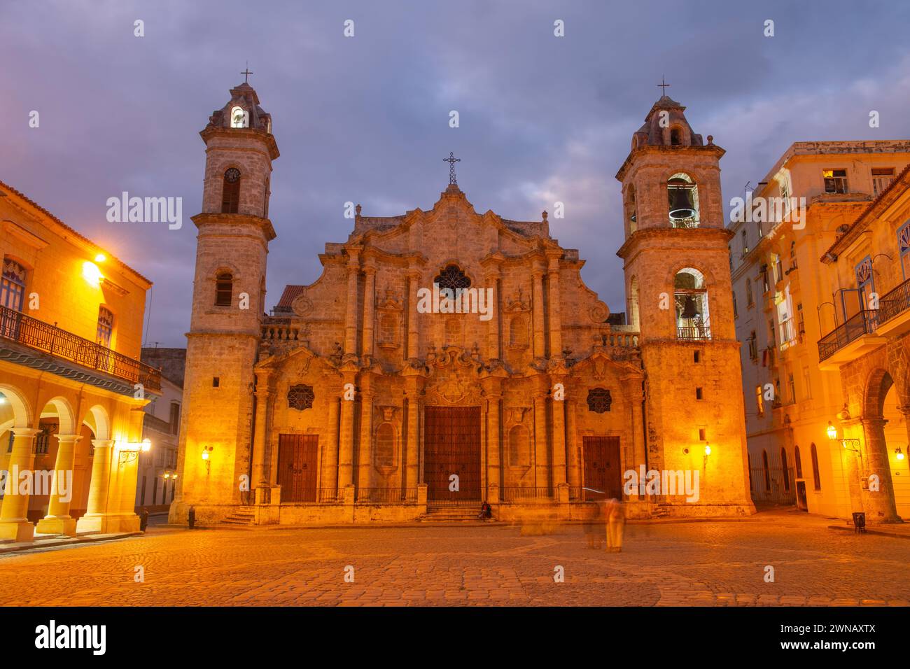 Havanna Kathedrale (Catedral de San Cristobal) bei Nacht. Die Kirche befindet sich auf der Plaza de la Catedral in der Calle Empedrado in Old Havanna (La Habana Vieja) Stockfoto