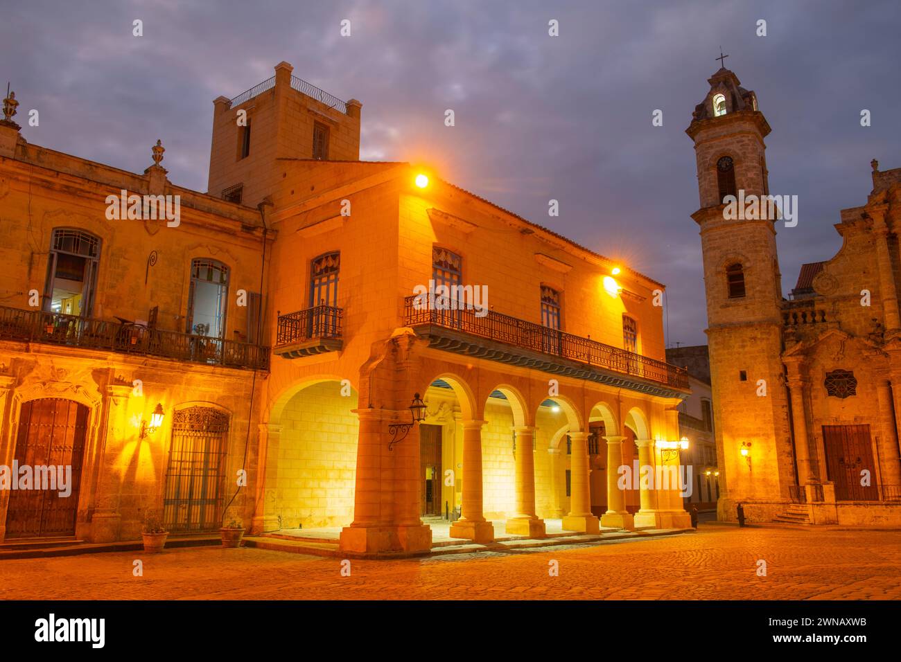 Palacio de los Marqueses de Aguas Claras bei Nacht. Dieses Herrenhaus befindet sich an der Plaza de la Catedral in Old Havana (La Habana Vieja), Kuba. Das alte Havanna i Stockfoto