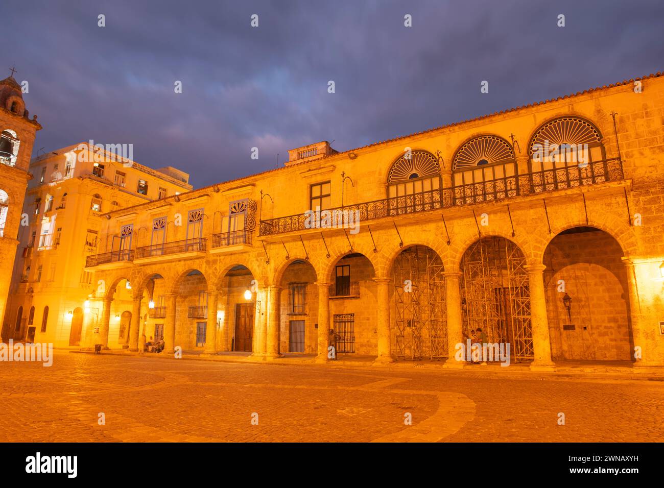 Palacio del Marques de Lombillo bei Nacht. Dieses Herrenhaus befindet sich an der Plaza de la Catedral in Old Havana (La Habana Vieja), Kuba. Das alte Havanna ist eine Welt Stockfoto