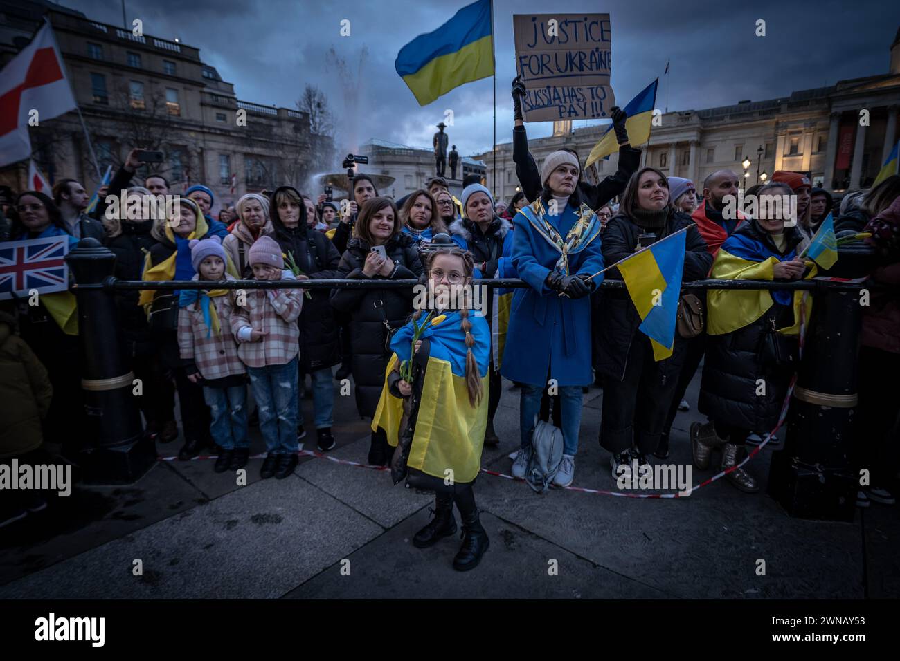 Ukrainer und Unterstützer führen einen massenprotestionsmarsch durch das Zentrum Londons durch, um sich am 2. Jahrestag der russischen Invasion auf dem Trafalgar-Platz zu versammeln Stockfoto