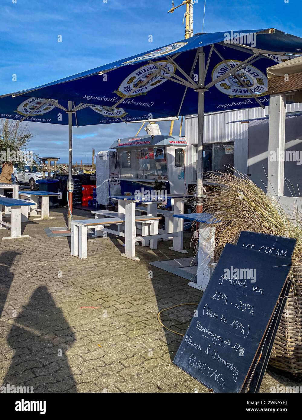 Hörnum auf Sylt am 1.3.24 - Leuchtturm, Muschel Bistro, Hafen 01.03.24: Der südlichste Sylter Ort Hörnum bei bedecktem Himmel. Das Sylter Muscheln Bistro. Hörnum / Sylt Schleswig Holstein Deutschland *** Hörnum auf Sylt am 1 3 24 Leuchtturm, Muschelbistro, Hafen 01 03 24 der südlichste Ort auf Sylt Hörnum unter bewölktem Himmel das Sylt Muschelbistro Hörnum Sylt Schleswig Holstein Deutschland IMG 1196 Stockfoto