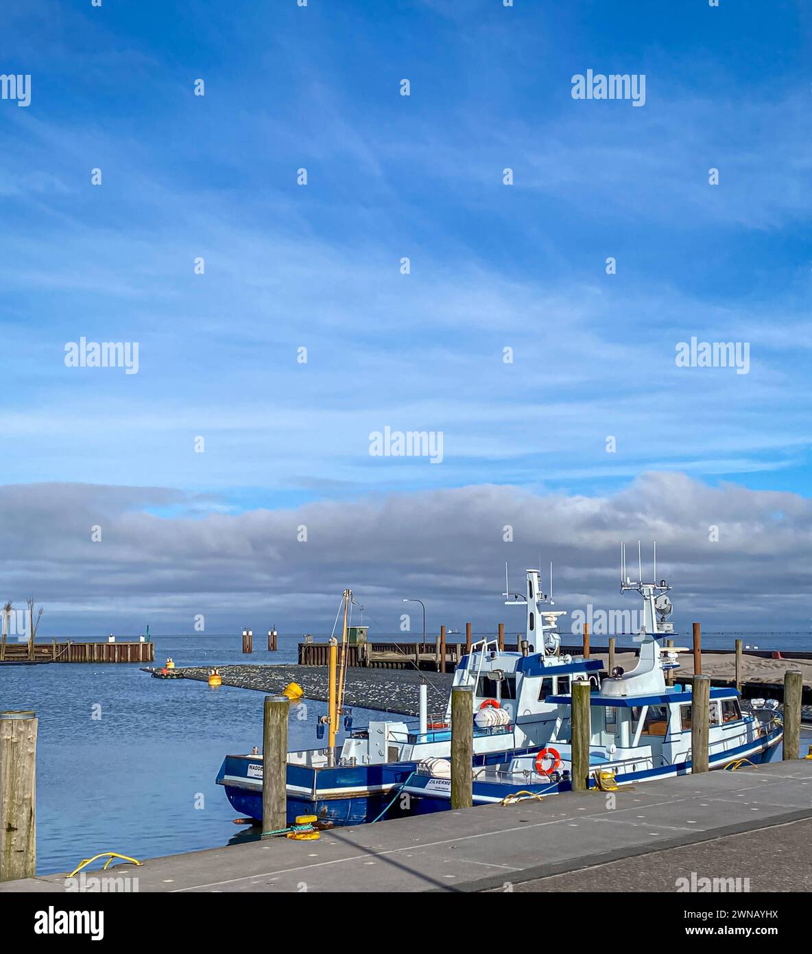 Hörnum auf Sylt am 1.3.24 - Leuchtturm, Muschel Bistro, Hafen 01.03.24: Der südlichste Sylter Ort Hörnum bei bedecktem Himmel. Blick in den Hafen mit Boot Hörnum / Sylt Schleswig Holstein Deutschland *** Hörnum auf Sylt am 1 3 24 Leuchtturm, Shell-Bistro, Hafen 01 03 24 das südlichste Sylter Dorf Hörnum mit bewölktem Himmel Blick in den Hafen mit Boot Hörnum Sylt Schleswig Holstein Deutschland IMG 1200 Stockfoto