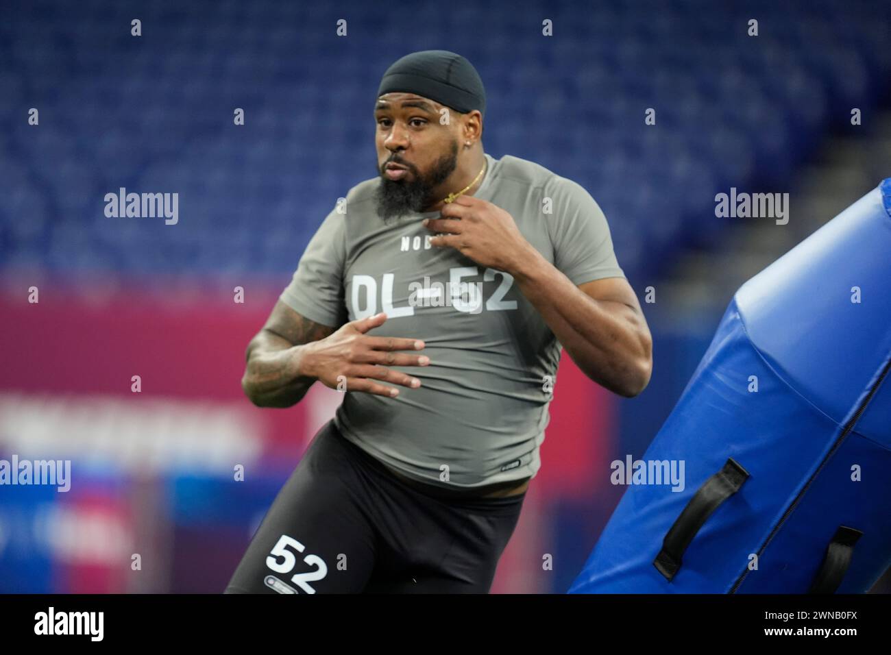 Connecticut defensive lineman Eric Watts runs a drill at the NFL football scouting combine, Thursday, Feb. 29, 2024, in Indianapolis. (AP Photo/Michael Conroy) Stockfoto