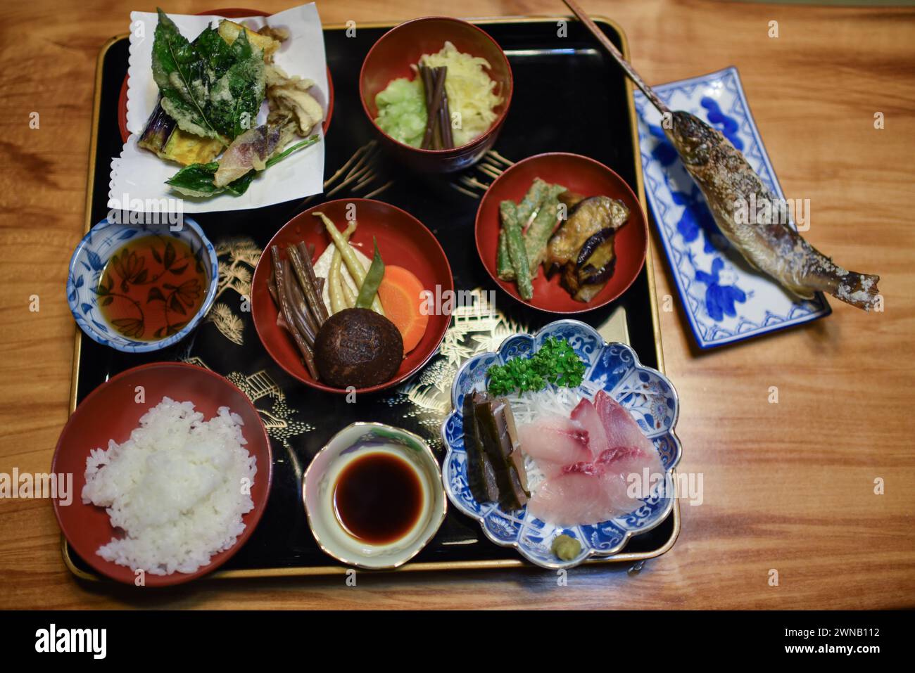 Tablett zum Abendessen mit verschiedenen traditionellen japanischen Speisen im Gassho Minshuku Nakaya Ryuokan im zum UNESCO-Weltkulturerbe gehörenden Dorf Gassho-zukuri in Ainokura, Japa Stockfoto
