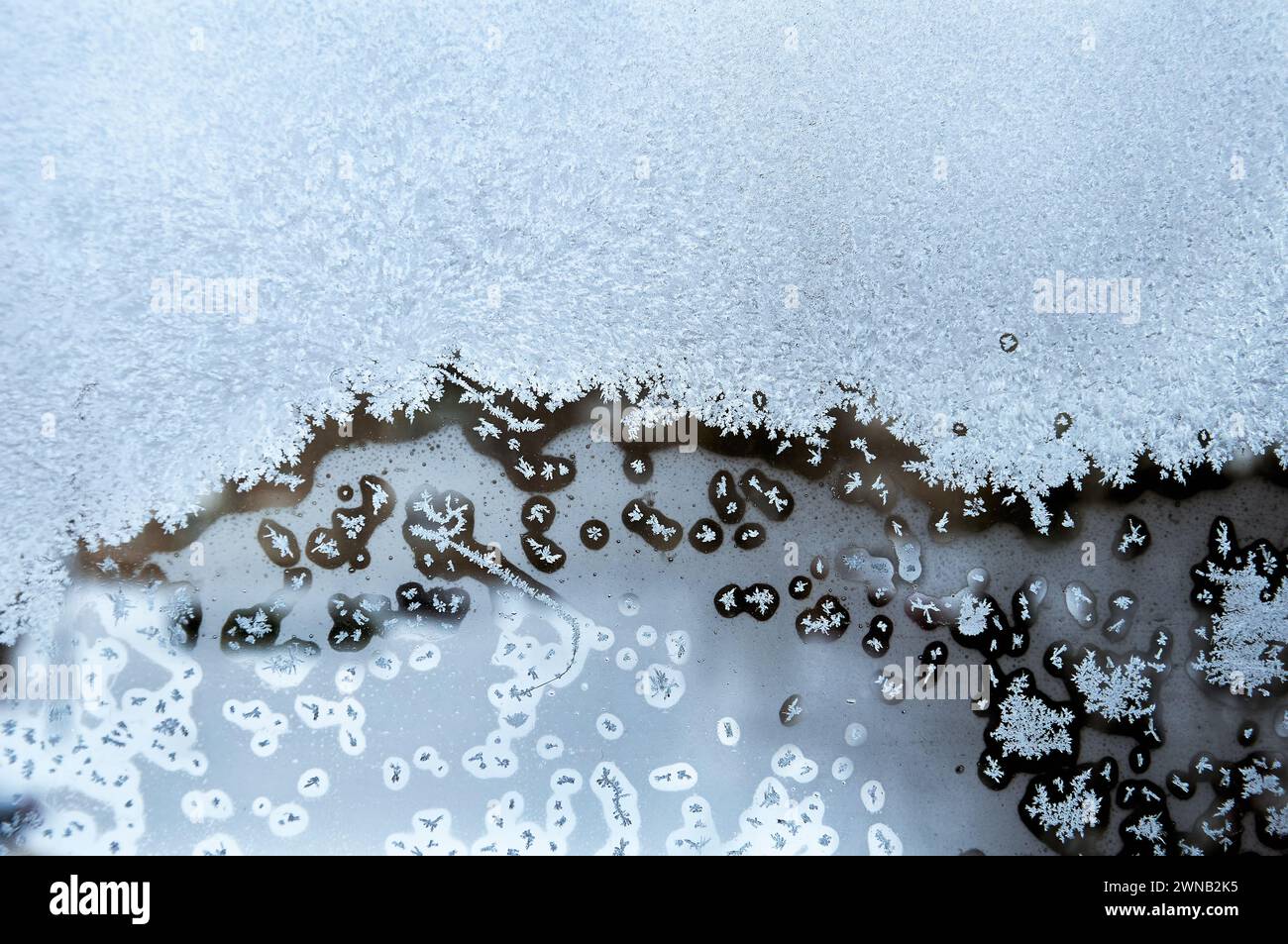 Abstraktes frostiges Muster auf Glas, Hintergrundstruktur, Muster. Stockfoto