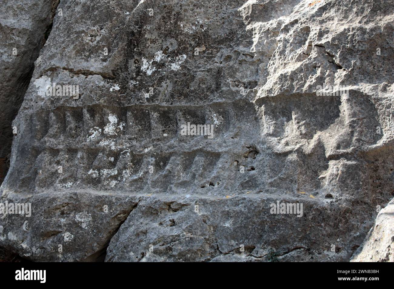 Yazılıkaya Felsentempel, Reliefgravierung auf der Felsoberfläche - zwölf Unterwelt Godsa - hethitische Hauptstadt Hattusa, Türkiye Stockfoto