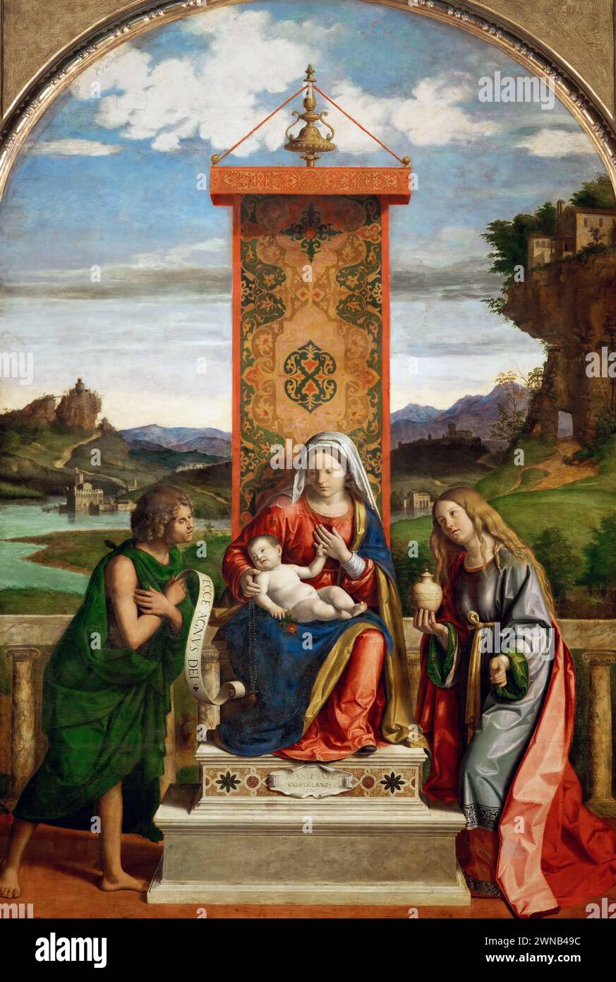 Madonna and Child throned with Johannes the Baptist and Mary Magdalene ist ein Ölgemälde von Cima da Conegliano aus dem Jahr 1511-1513. Stockfoto