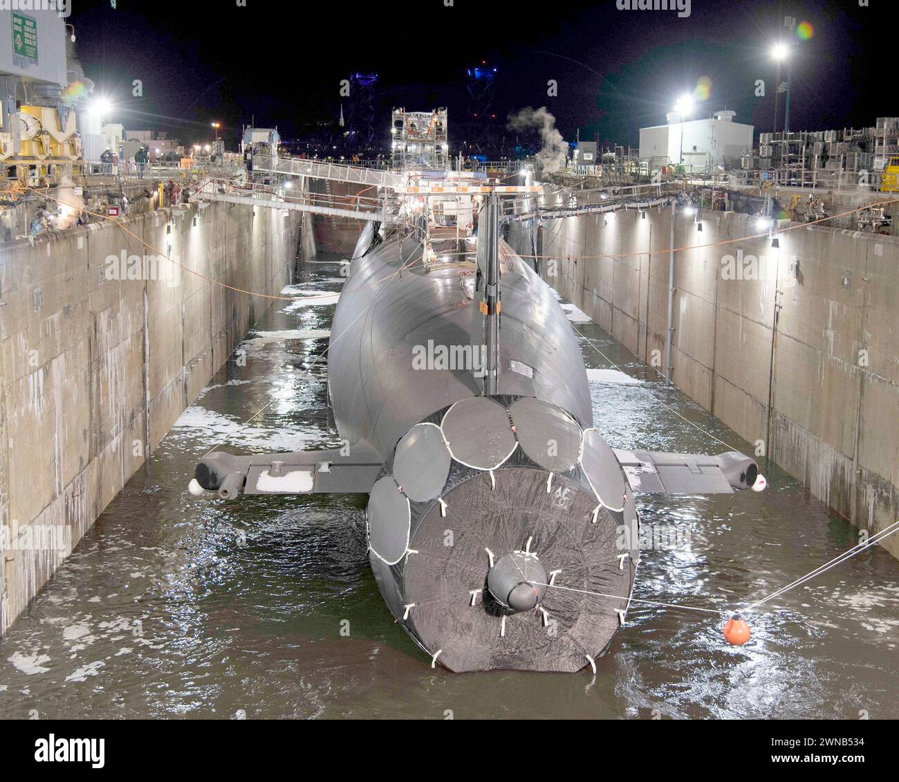 KITTERY, Maine (20. Februar 2024) das Angriffs-U-Boot der Virginia-Klasse USS Texas (SSN 775) bereitet sich auf das Abdocken von Drydock #3 vor Stockfoto