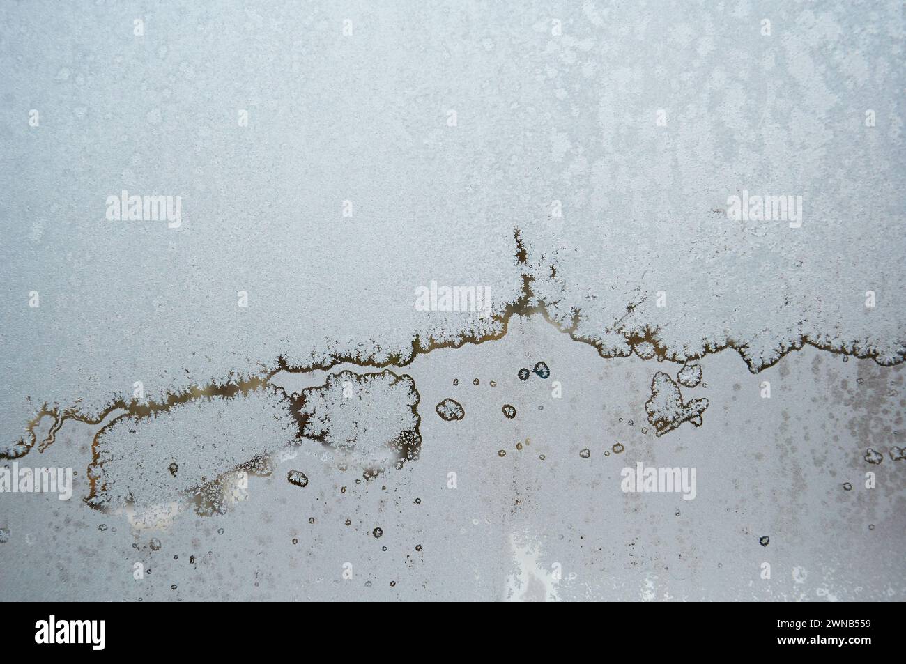 Abstraktes frostiges Muster auf Glas, Hintergrundstruktur, Muster. Stockfoto