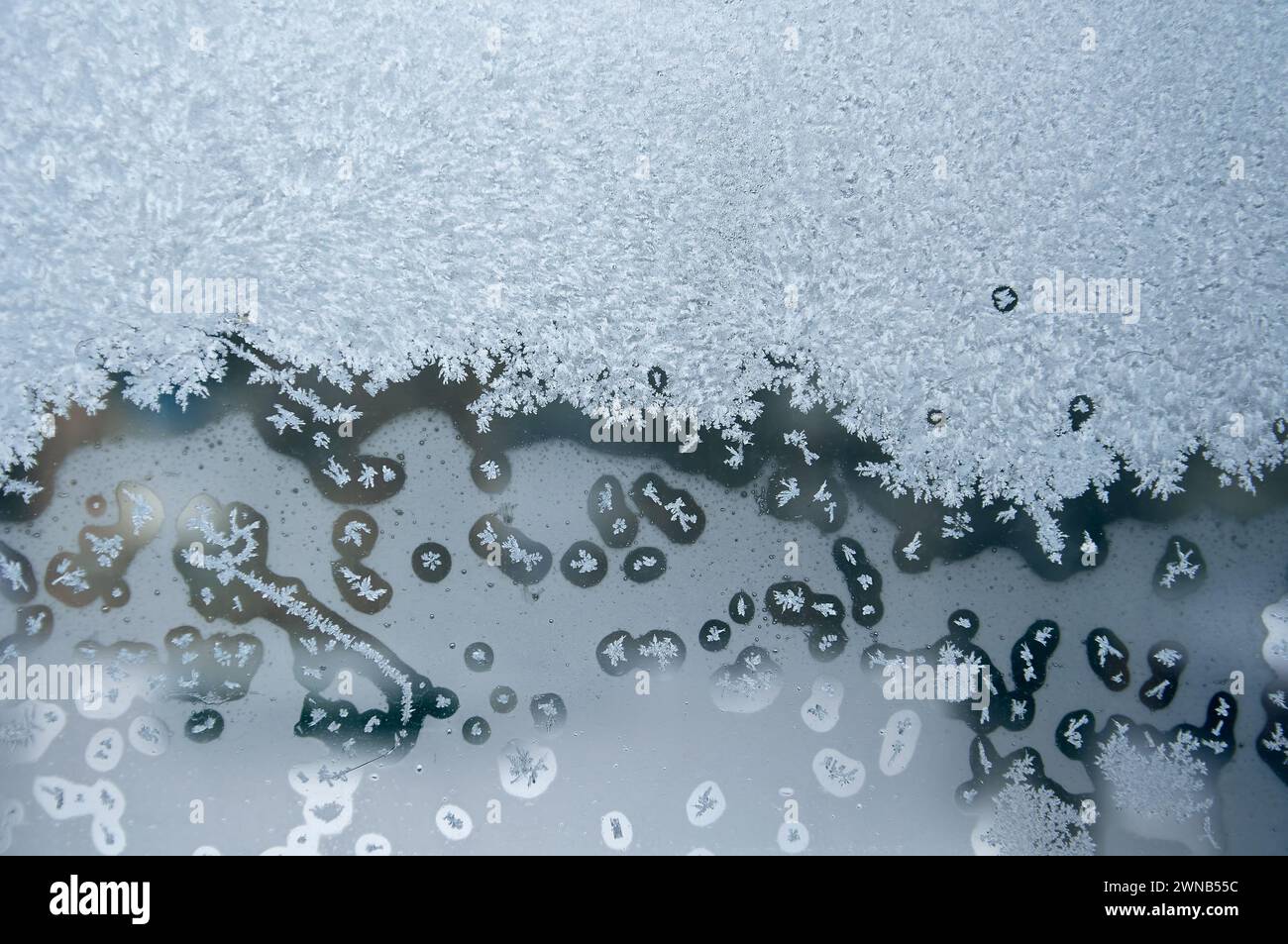Abstraktes frostiges Muster auf Glas, Hintergrundstruktur, Muster. Stockfoto