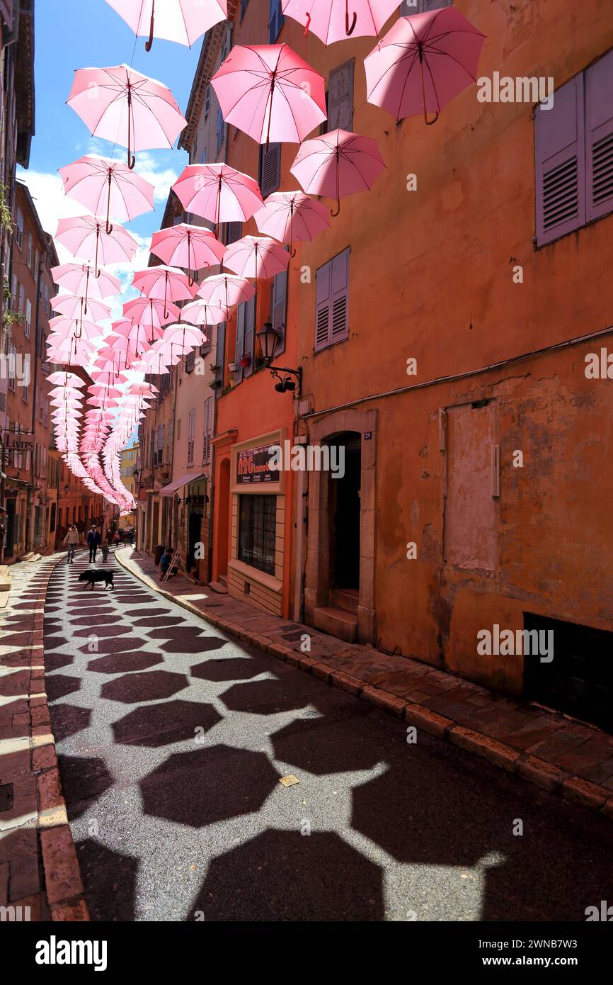Rosa Regenschirm Straßendekoration, Grasse, Alpes Maritimes, Französische Riviera, Stockfoto Rosa Regenschirm Straßendekoration, Grasse, Alpes Maritimes, Französische Riviera, Stockfoto