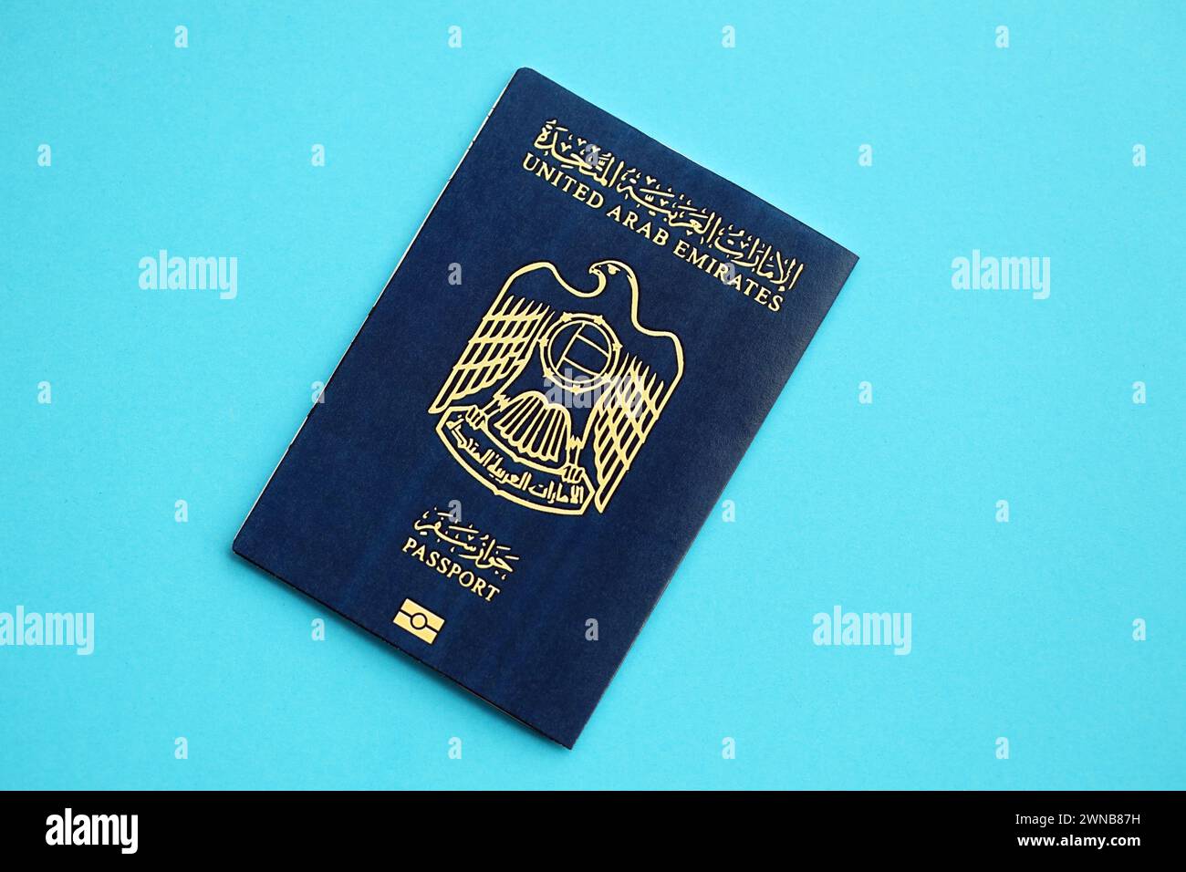 Blauer Pass der Vereinigten Arabischen Emirate auf blauem Hintergrund Nahaufnahme. Tourismus und Staatsbürgerschaft Stockfoto