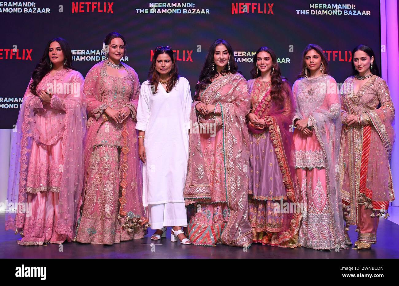 Die L-R Bollywood-Schauspieler Richa Chadha, Sonakshi Sinha, Prerna Singh (in weiß), Chief Executive Officer (CEO) Bhansali Productions, Manisha Koirala, Aditi Rao Hydari, Sharmin Segal und Sanjeeda Sheikh posieren für ein Foto bei einer Veranstaltung, um ihre kommende Serie „Heeramandi“ auf Netflix in Mumbai zu präsentieren. Stockfoto