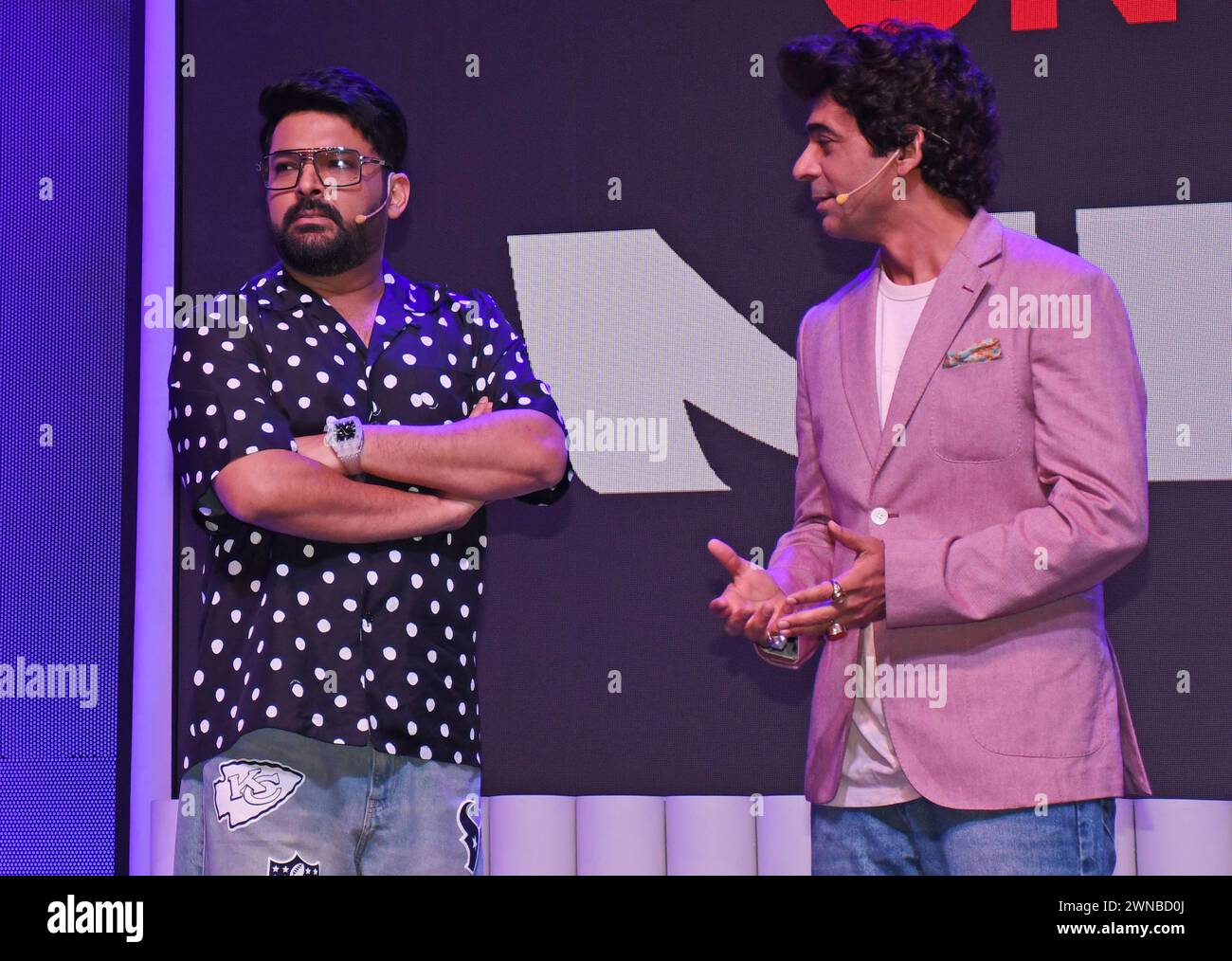 (L-R) der indische Komiker, Fernsehmoderator Kapil Sharma und der Komiker Sunil Grover werden bei einer Veranstaltung gesehen, um ihre wöchentliche Show The Great Indian Kapil Show auf Netflix in Mumbai zu präsentieren. Stockfoto