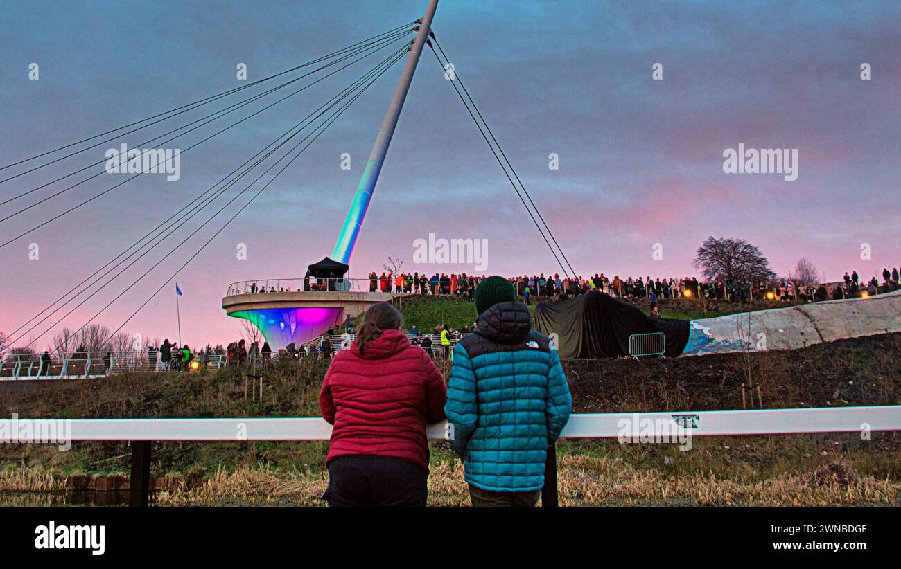 Glasgow, Schottland, Großbritannien. 1. März 2024: Heute wird die 120 Fuß lange Schlange Bella the Beithir fertiggestellt und enttarnt, das Kopfstück von Schottlands größtem Mosaikkunstprojekt. „Pretty Things“ Bella Tribut an der Stockingfield Bridge, Bella, die Schlange, benannt nach der Schöpfung des ikonischen Autors Alisdair Gray in seinem Buch, das den Oscar-Film hervorbrachte. Das Community-basierte Kunstprojekt schuf es unter der Leitung eines Freundes des Autors Nichol Wheatley, der es als Atribute nach Bella Baxter benannte. Credit Gerard Ferry/Alamy Live News Stockfoto
