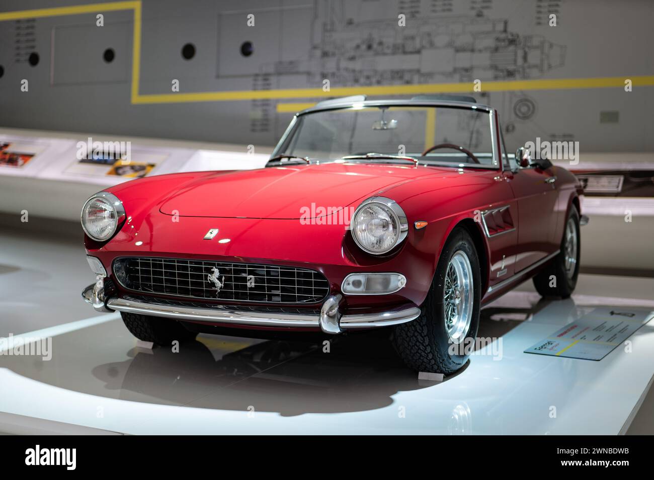 MODENA, ITALIEN - 21. APRIL 2022: Vorderansicht des roten Cabriolets Ferrari 275 GTS im Museum Enzo Ferrari Modena Stockfoto