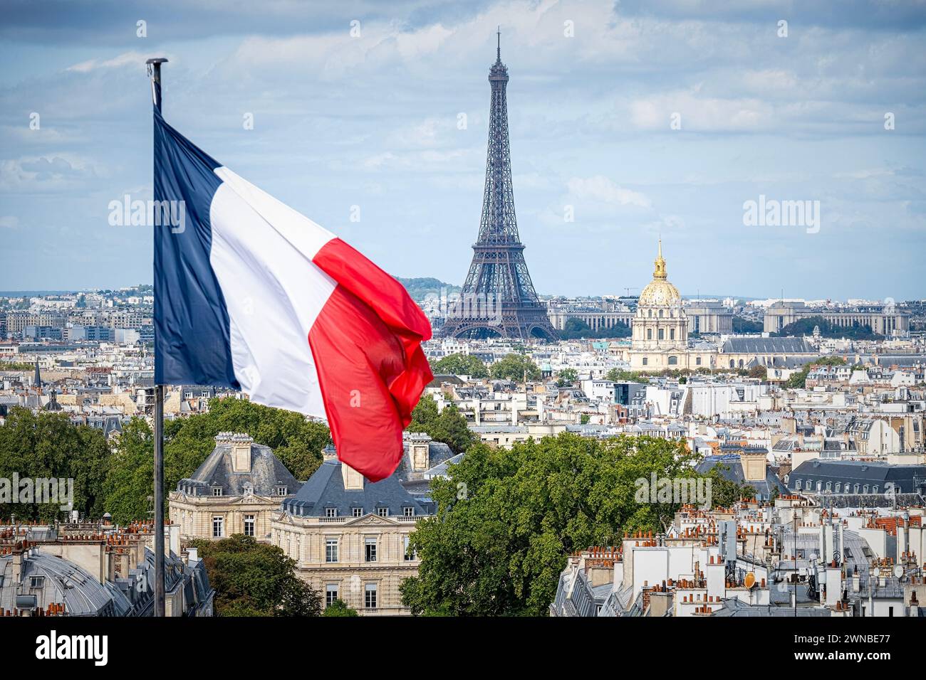 Erhöhter Blick auf die Skyline von Paris, einschließlich Eiffelturm und Hôtel des Invalides, Napoleans Grab. Stockfoto