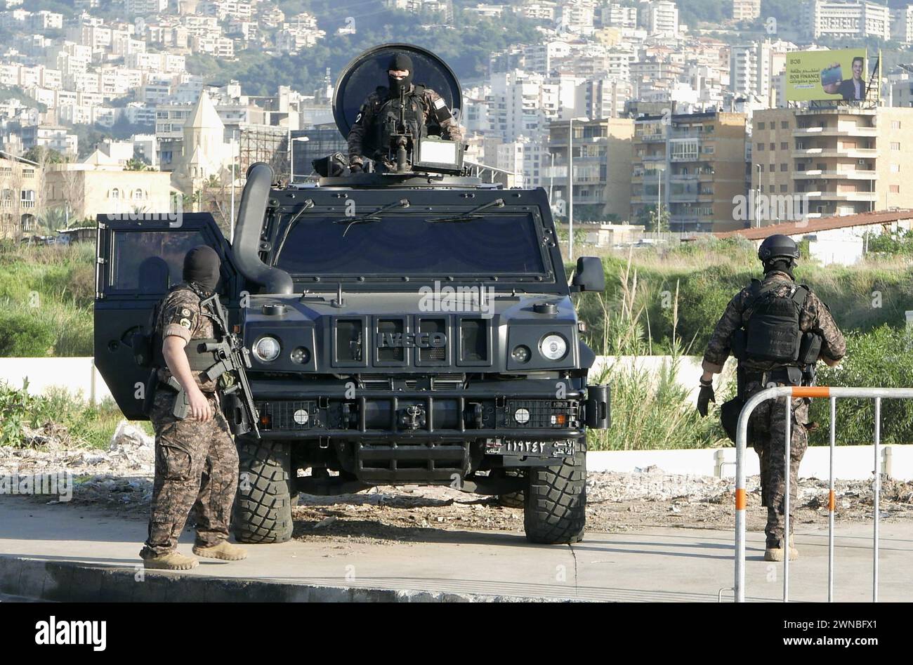 Beirut, Libanon. März 2024. Libanesische Spezialkräfte patrouillieren am 1. März 2024 eine Parade der Zivilverteidigung in Beirut, Libanon. Am selben Tag sagte der libanesische Hausmeister, Außenminister Abdullah Bou Habib, Al Jazeera, dass der Libanon "kriegsbereit" sei, wenn Israel ihn "aufzwingt". (Foto: Elisa Gestri/SIPA USA) Credit: SIPA USA/Alamy Live News Stockfoto