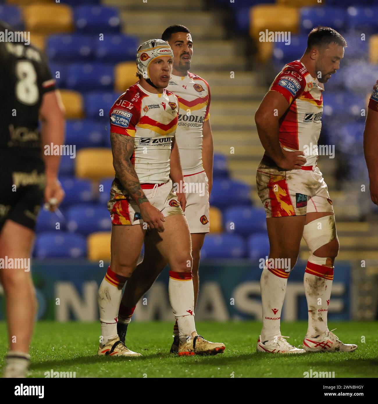 London, Großbritannien. Februar 2024. Theo Fages von Catalan Dragons erzielte einen Versuch, das Ergebnis 0-14 zu erreichen, und wird während des Super League-Spiels zwischen London Broncos und Catalan Dragons am 23. Februar 2024 in Plough Lane, London, England, gratuliert. Foto von Ken Sparks. Nur redaktionelle Verwendung, Lizenz für kommerzielle Nutzung erforderlich. Keine Verwendung bei Wetten, Spielen oder Publikationen eines einzelnen Clubs/einer Liga/eines Spielers. Quelle: UK Sports Pics Ltd/Alamy Live News Stockfoto