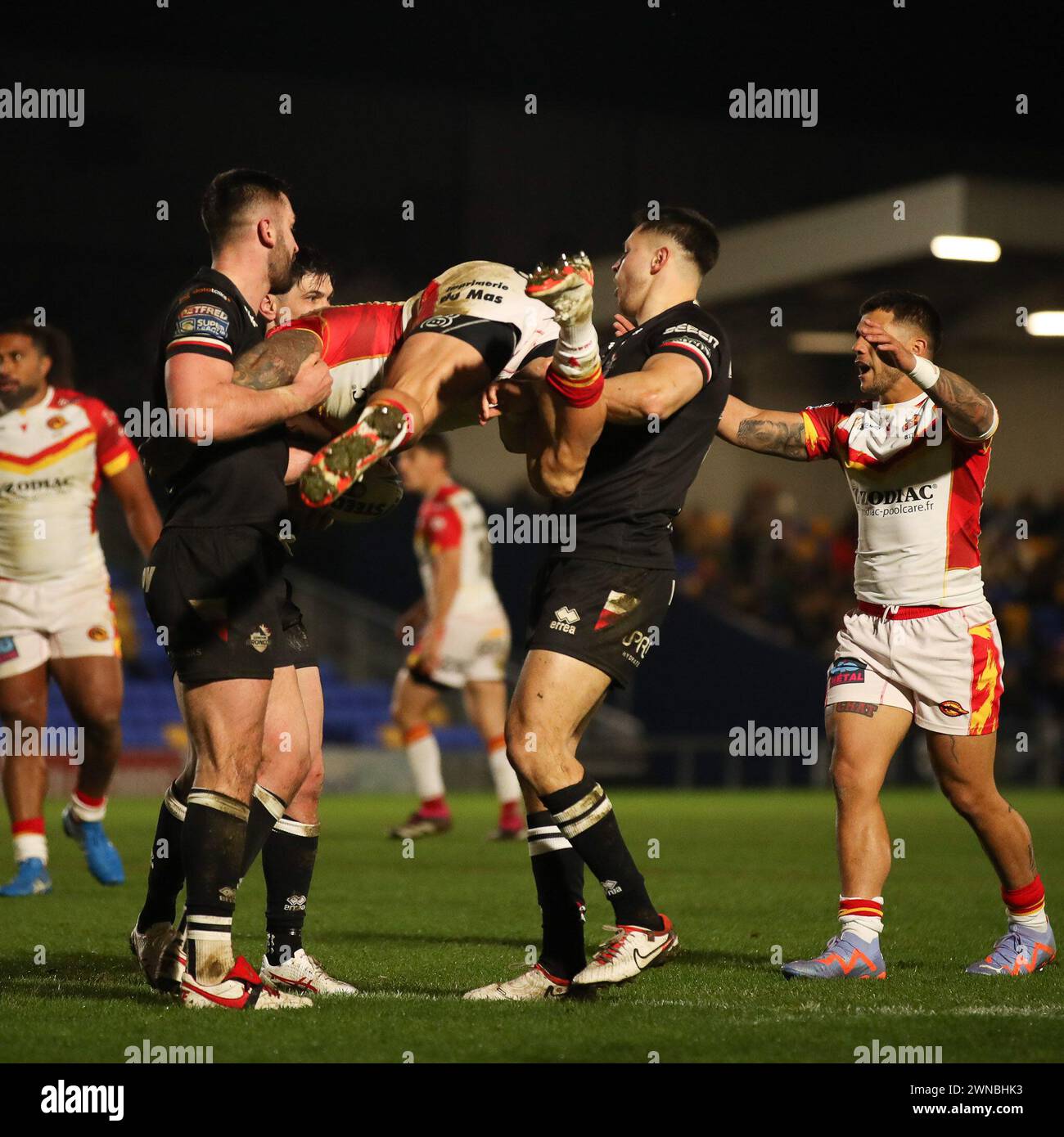 London, Großbritannien. Februar 2024. Bayley Sironen von Catalan Dragons wird am 23. Februar 2024 im Super League-Spiel zwischen London Broncos und Catalan Dragons in der Plough Lane in London, England, bekämpft. Foto von Ken Sparks. Nur redaktionelle Verwendung, Lizenz für kommerzielle Nutzung erforderlich. Keine Verwendung bei Wetten, Spielen oder Publikationen eines einzelnen Clubs/einer Liga/eines Spielers. Quelle: UK Sports Pics Ltd/Alamy Live News Stockfoto