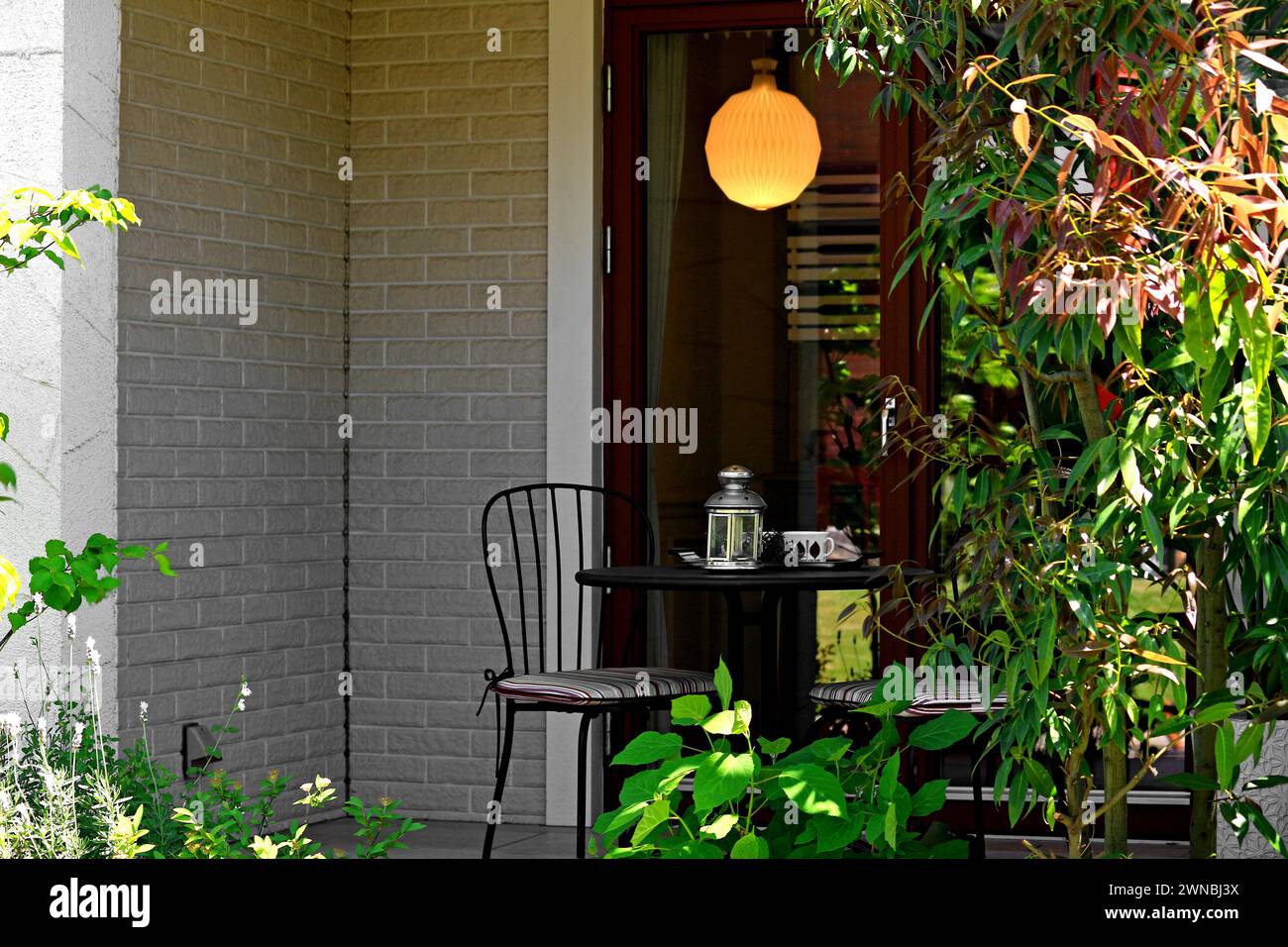 Eine kleine Terrasse eines Hauses und ein leerer Kaffeetisch Stockfoto
