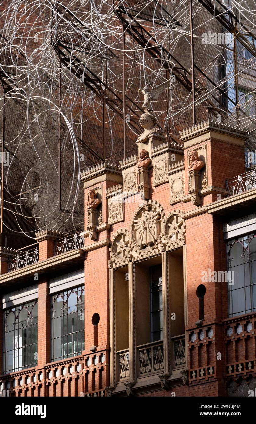 Interessantes Museum für moderne und zeitgenössische Kunst, bildliche und skulpturale Arbeiten von Antoni Tàpies, einem der großen Referenten des Informalismus. Stockfoto