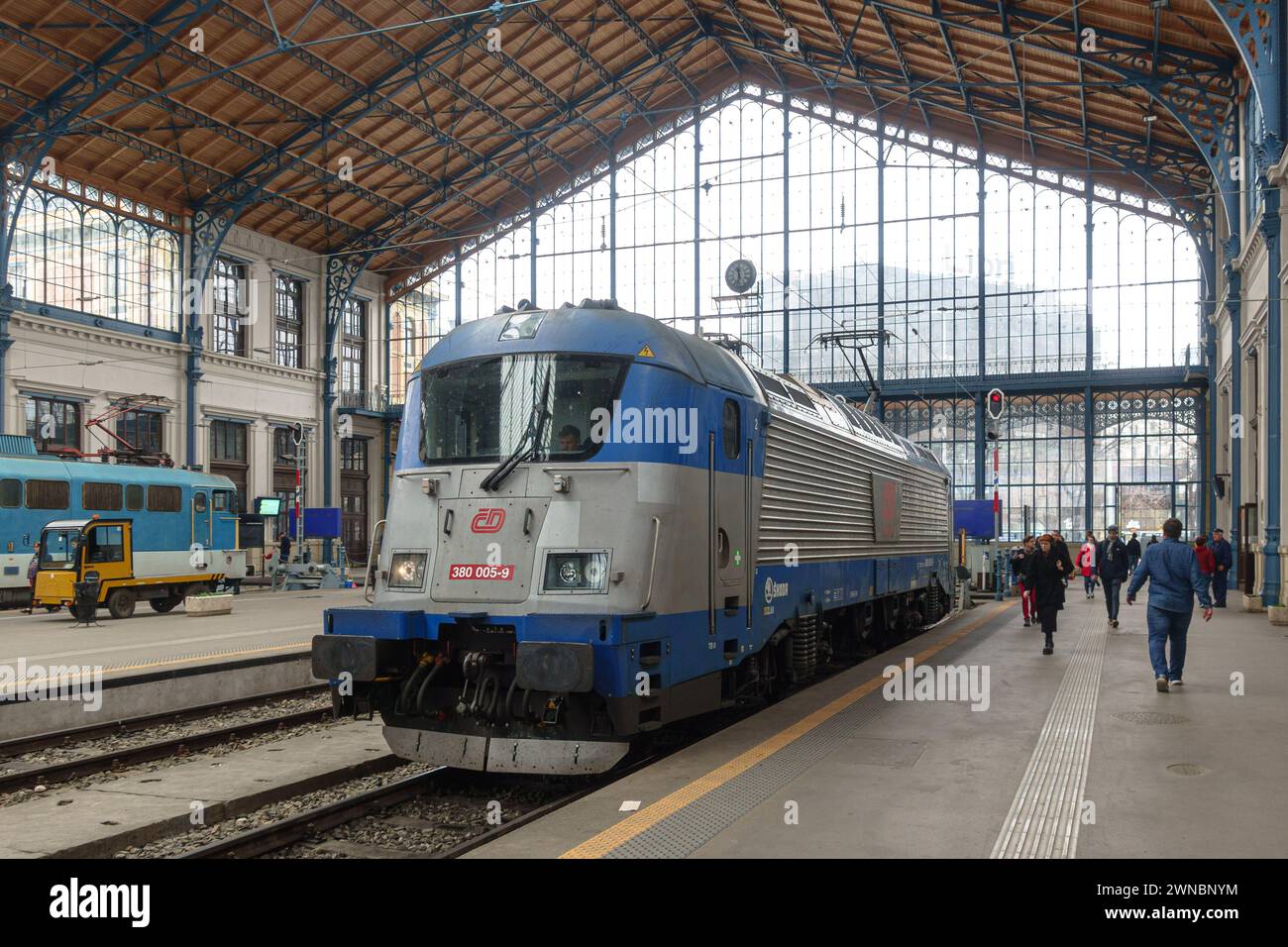 Eine Skoda-Lokomotive der Baureihe 380 der Tschechischen Eisenbahn im Bahnhof Nyugati in Budapest Stockfoto