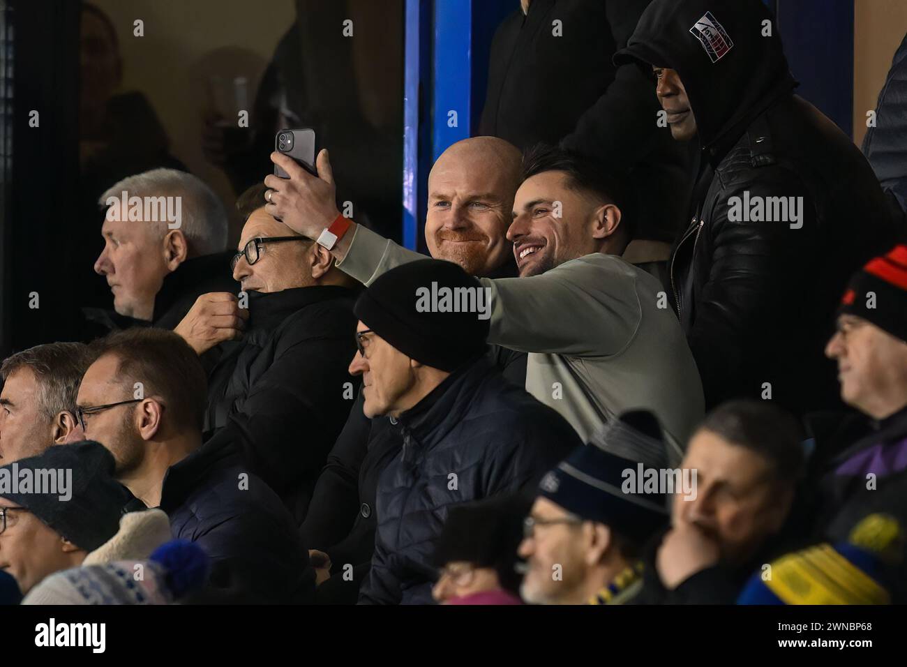 Ein Fan, der ein Selfie mit Sean Dysche, Manager von Everton, während des Spiels Warrington Wolves gegen Castleford Tigers im Halliwell Jones Stadium, Warrington, Großbritannien, 1. März 2024 macht (Foto: Craig Thomas/News Images) Stockfoto