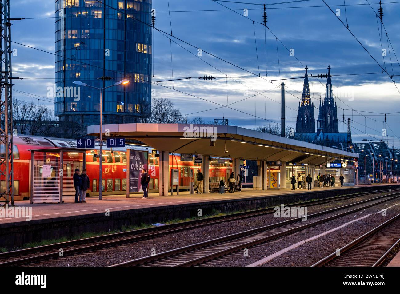 Köln Messe/Deutz, Bahnsteig, Kölner Dom, Köln, NRW, Deutschland *** Kölner Messe Deutz, Plattform, Kölner Dom, Köln, NRW, Deutschland Stockfoto