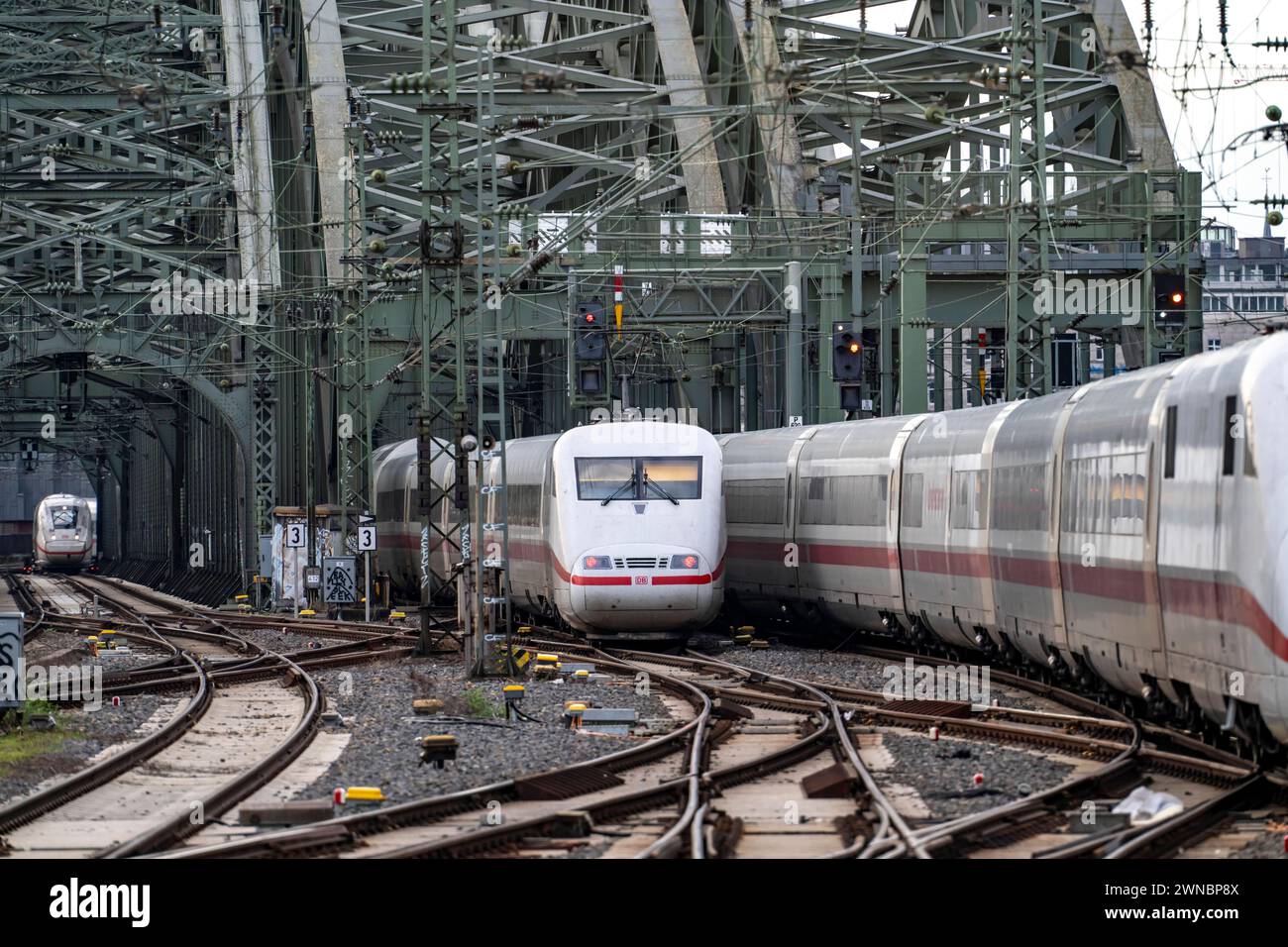 Gleisanlage vor dem Kölner Hauptbahnhof, Hohenzollern Eisenbahnbrücke über den Rhein, ICE Fernzüge, Köln, NRW, Deutschland, Köln HBF *** Gleissystem vor dem Kölner Hauptbahnhof, Hohenzollern Eisenbahnbrücke über den Rhein, ICE-Fernzüge, Köln, NRW, Deutschland, Kölner Hauptbahnhof Stockfoto