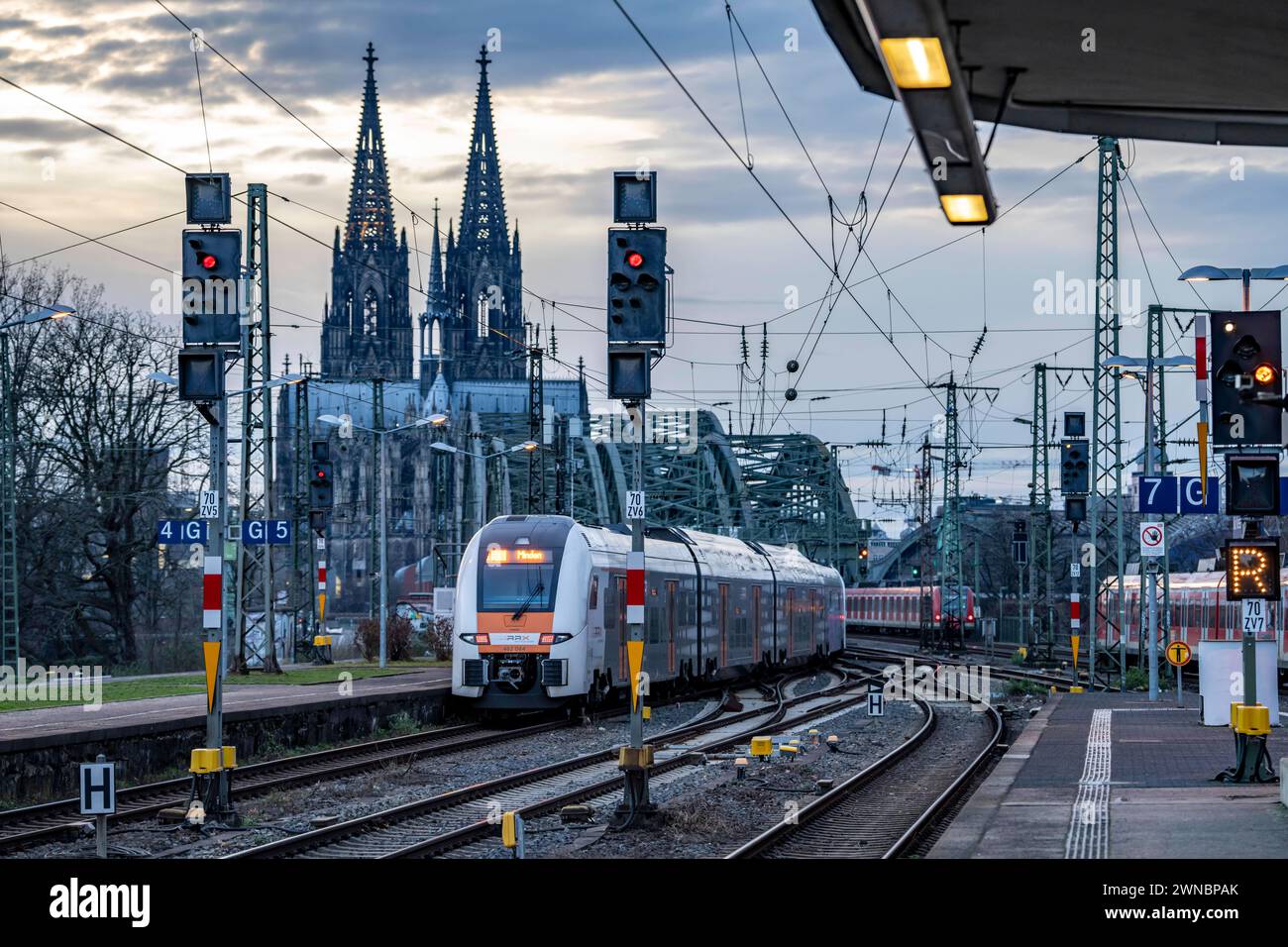 RRX Zug auf der Strecke vor dem Kölner Hauptbahnhof, Hohenzollernbrücke, Kölner Dom, NRW, Deutschland, *** RRX-Zug auf der Strecke vor dem Kölner Hauptbahnhof, Hohenzollernbrücke, Kölner Dom, NRW, Deutschland, Stockfoto