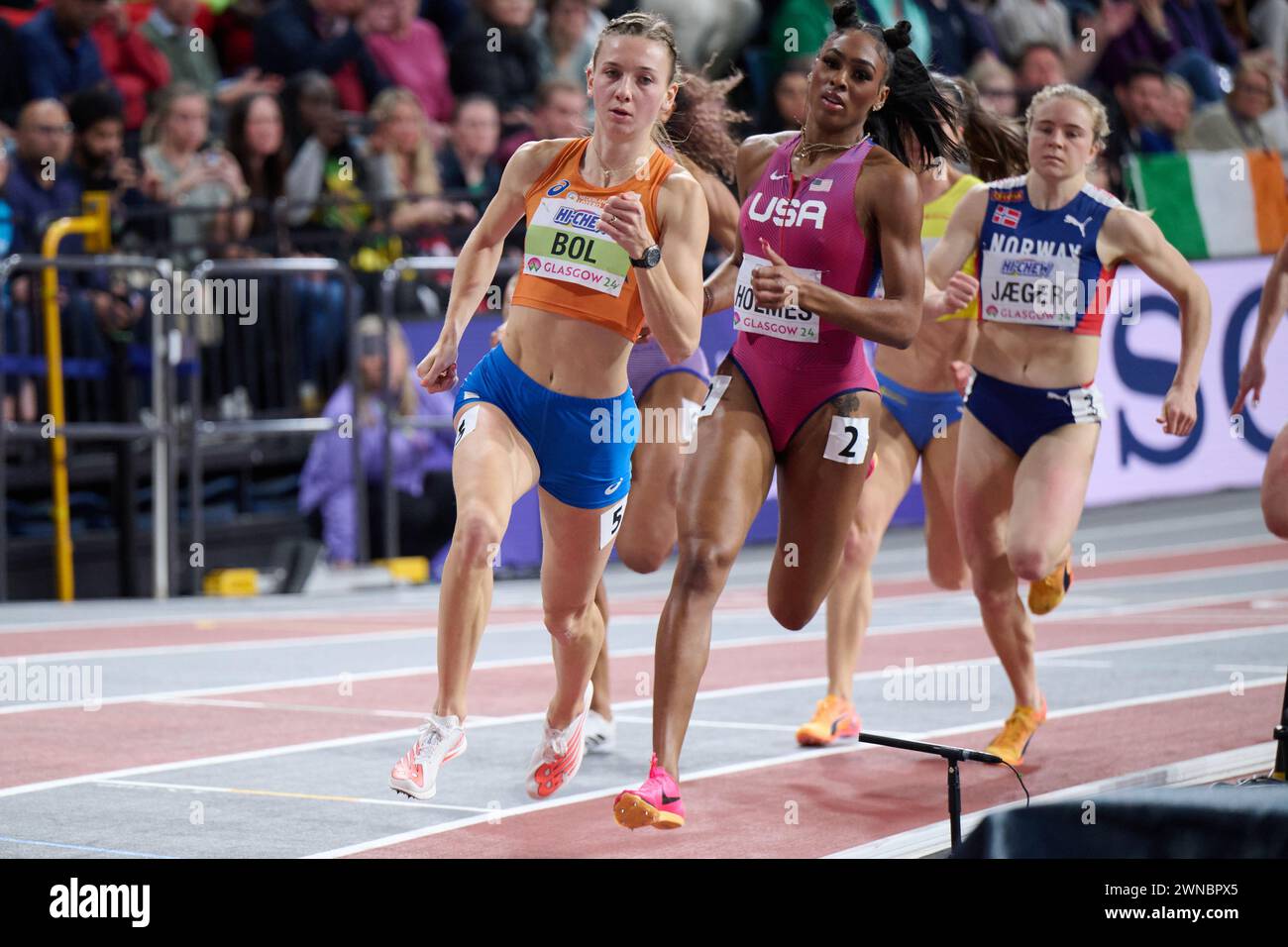 Glasgow, Großbritannien. März 2024. GLASGOW, SCHOTTLAND – 1. MÄRZ: Femke Bol aus den Niederlanden, Alexis Holmes aus den USA, die am 1. März 2024 in Glasgow in der Emirates Arena auf den 400 m der Frauen antrat. (Foto von /Orange Pictures) Credit: Orange Pics BV/Alamy Live News Stockfoto