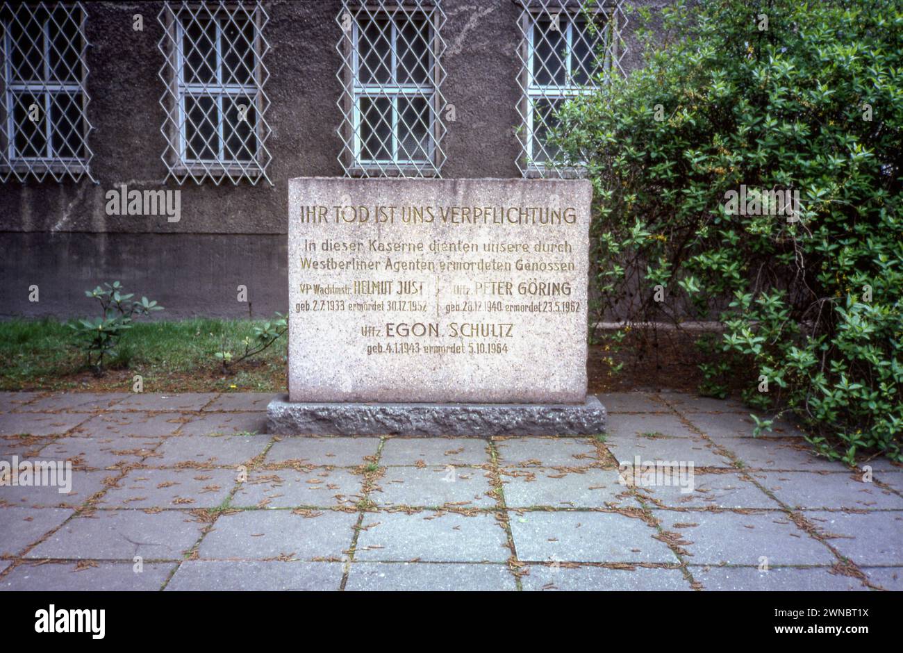Ostermarsch, 15.4,1990, Berlin, am Kupfergraben 5, Gedenkstein Egon Schultz Grenztruppe, DDR *** Ostermarsch, 15 4 1990, Berlin, am Kupfergraben 5, Gedenkstein Egon Schultz Grenztruppen, DDR Stockfoto