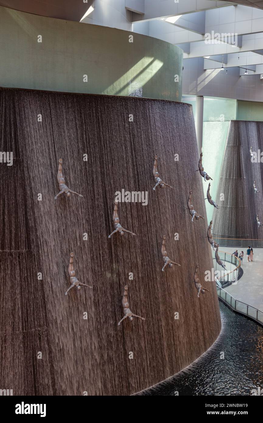 Ein Bild der Wasserfälle und Skulpturen der Dubai Mall, die eines der vielen Atrium des großen Einkaufszentrums schmücken. Stockfoto