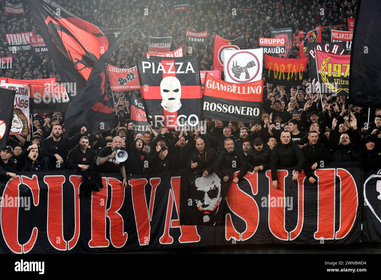 Rom, Italien. März 2024. Mailand-Fans feiern am Ende des Fußballspiels der Serie A zwischen SS Lazio und AC Milan im Olimpico-Stadion in Rom (Italien) am 1. März 2024. Quelle: Insidefoto di andrea staccioli/Alamy Live News Stockfoto