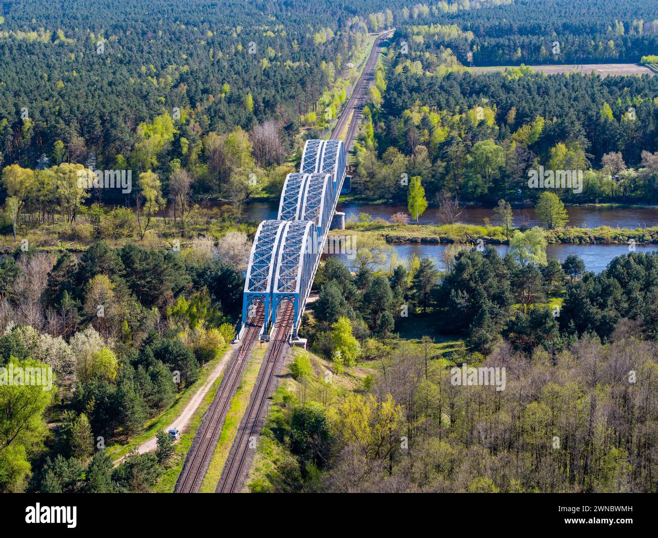 Eisenbahnbrücke über den Bug, Luftlandschaft Stockfoto