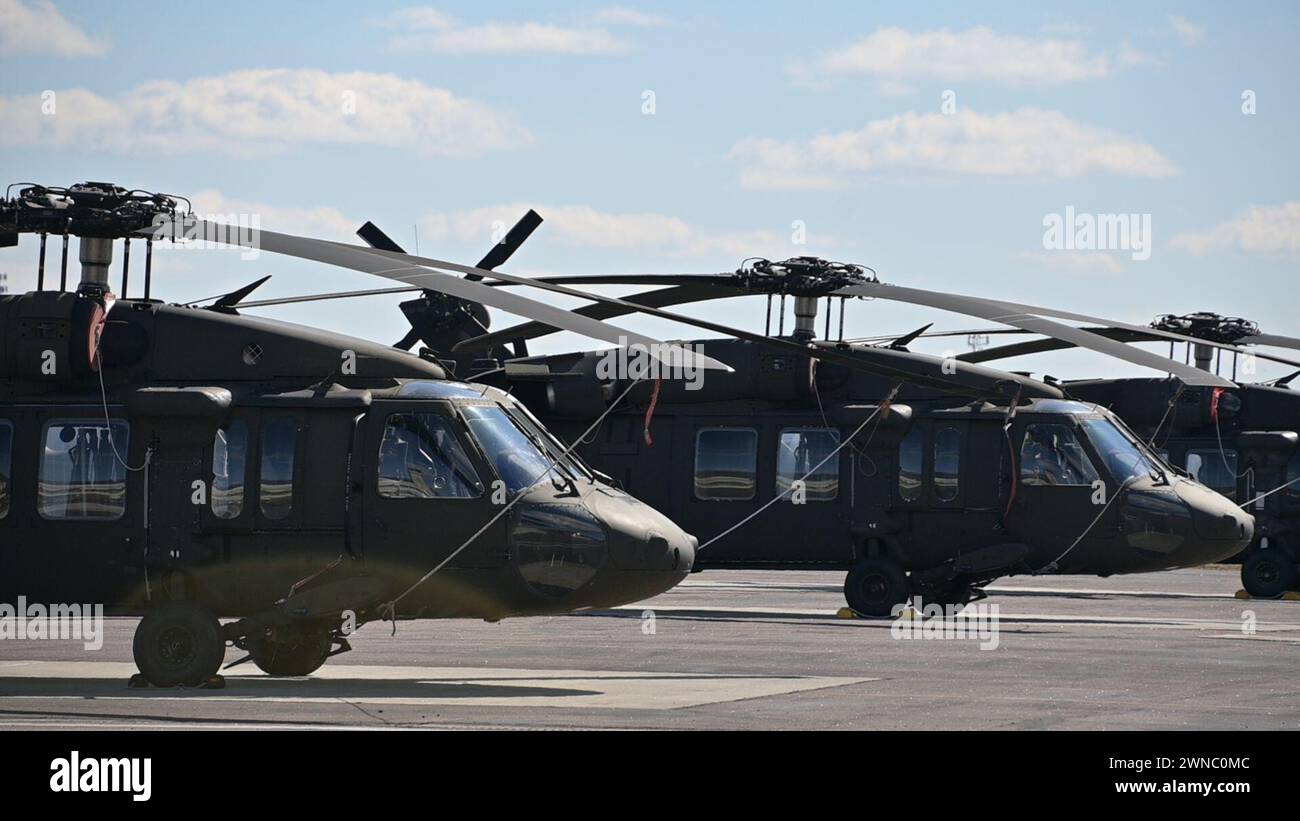 Der Muir Army Heliport befindet sich in Fort Indiantown Gap Pennsylvania und beherbergt die 28th Expeditionary Combat Aviation Brigade und die Eastern Army National Guard Aviation Training Site, die durchschnittlich 4000 Operationen pro Monat durchführen. Jeder Start und jede Landung wird als Betrieb betrachtet, und ein Flugzeug kann mehrere Operationen in einem einzigen Flug durchführen. (Foto der Nationalgarde der US-Armee von 2. Lieutenant Kate Kramer) Stockfoto