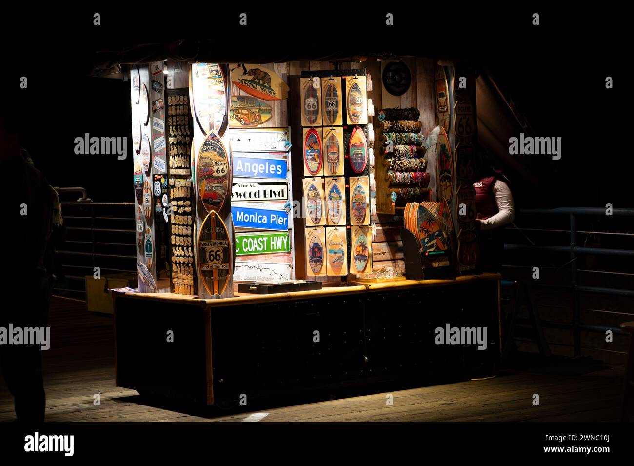SANTA MONICA, KALIFORNIEN, USA: Souvenirs sind an einem der vielen Kioske und Karts auf dem weltberühmten Santa Monica Pier in Santa Monica, Kalifornien, erhältlich Stockfoto