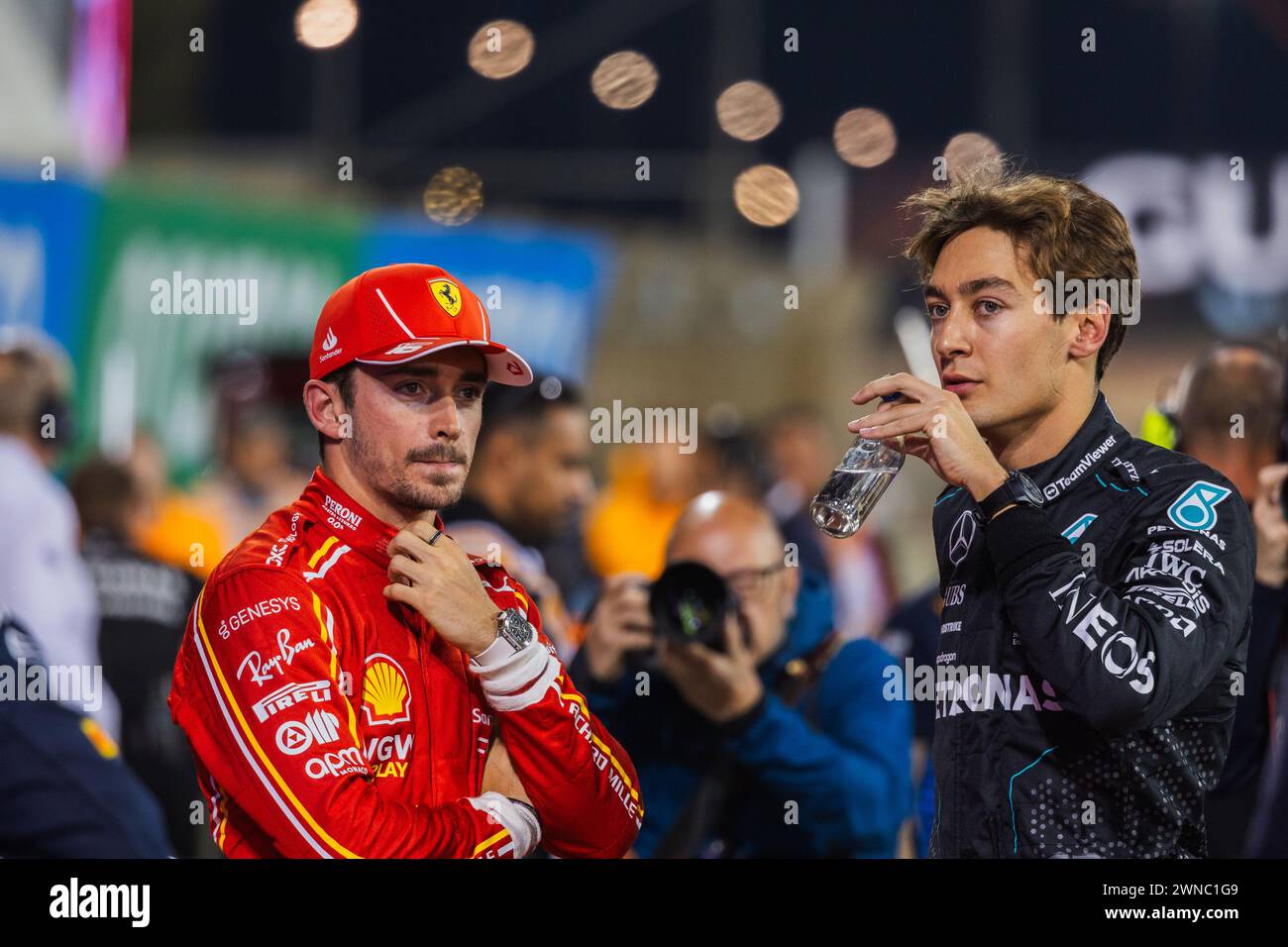 MANAMA, BAHRAIN, Bahrain International Circuit, 1. März 2024: Charles Leclerc und George Russell während des Formel 1 Bahrain Grand Prix Stockfoto